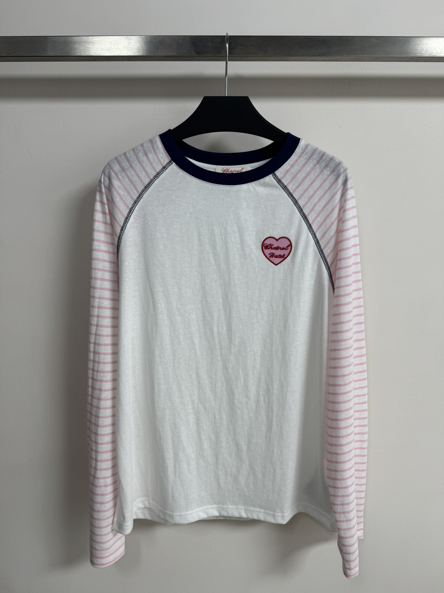 NO:798392,The new 26SS pink and white striped T-shirt has a round neck design that is easy to put on and take off. The pink love pattern on the chest is super cute. The simple and lively fabric is soft and skin-friendly, suitable for close-fitting wear. It is OK to wear alone or as an inner layer. It is versatile with jeans and casual pants, and can easily create a Korean boyish look. SML-, jeans, tees, t-shirt,19860909新款26SS粉白条纹T恤圆领设计方便穿脱,胸前粉色爱心图案超可爱 简约又活泼面料柔软亲肤,适合贴身穿着,单穿或内搭都很OK,搭配牛仔裤、休闲裤都很百搭,轻松打造韩系少年感SML-,,jeans,tees，t-shirt,,Women's clothing