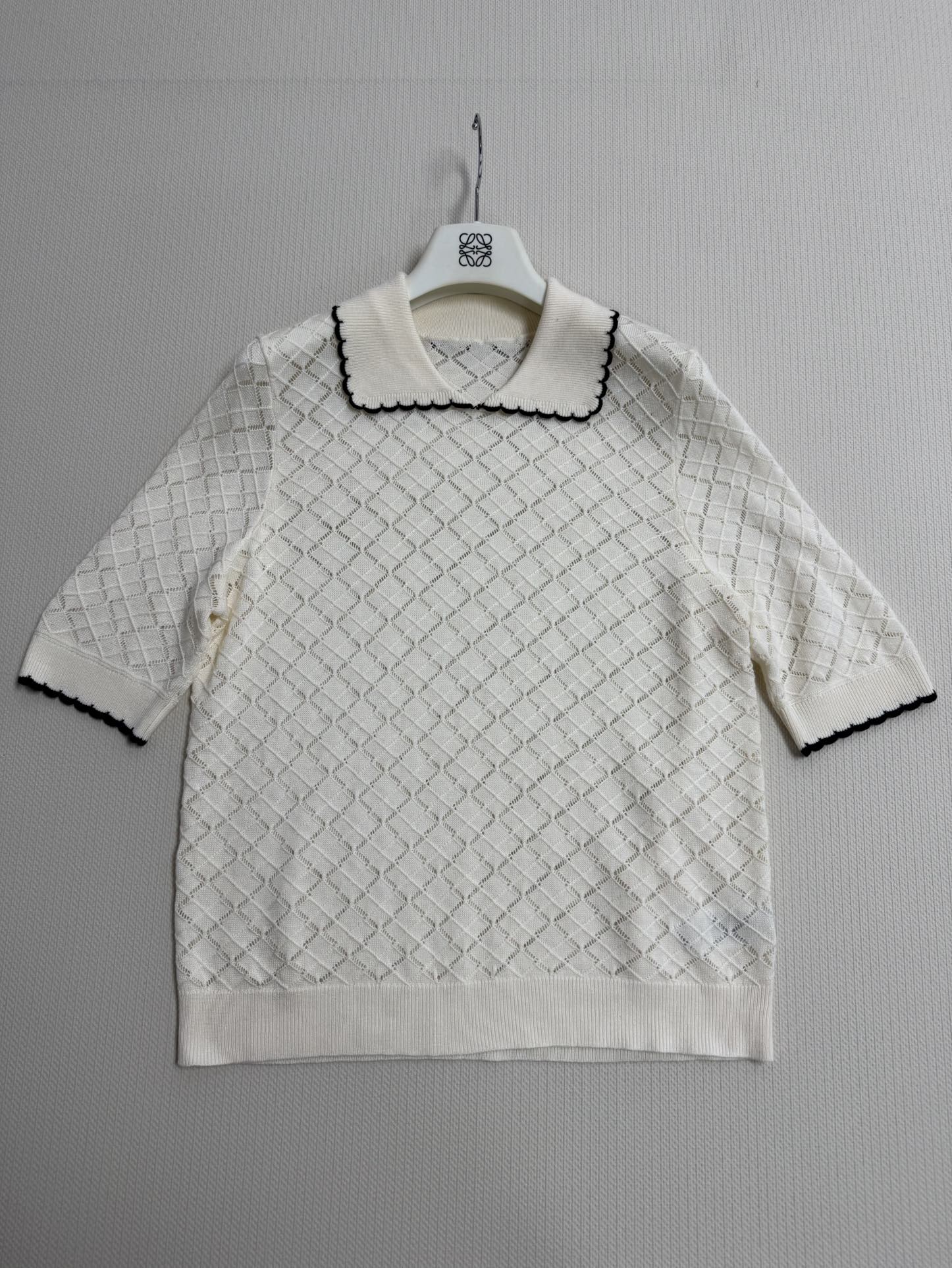 NO:798403,ICICL*26 new diamond pattern sweater, made of wool, comfortable, soft and muscular. Diamond hollow + contrasting lapels, exquisite details, low saturation cream color, gentle and versatile stitching. The loose version is not flattering to the figure, suitable for spring and summer wear alone or layered, easy to control for commuting and leisure, comfortable and stylish, it is a must-have and practical item in the wardrobe!  SML,,19860909ICICL*26新款菱格纹针织衫,选用羊毛制做,舒适柔软有筋骨感.菱格镂空+撞色翻领,细节精致,低饱和奶油色温柔百搭针.宽松版型不挑身材,春夏单穿或内搭都很○K,通勤休闲都能轻松驾驭,舒适又有设计感,是衣橱必备实用单品！SML,,,Women's clothing