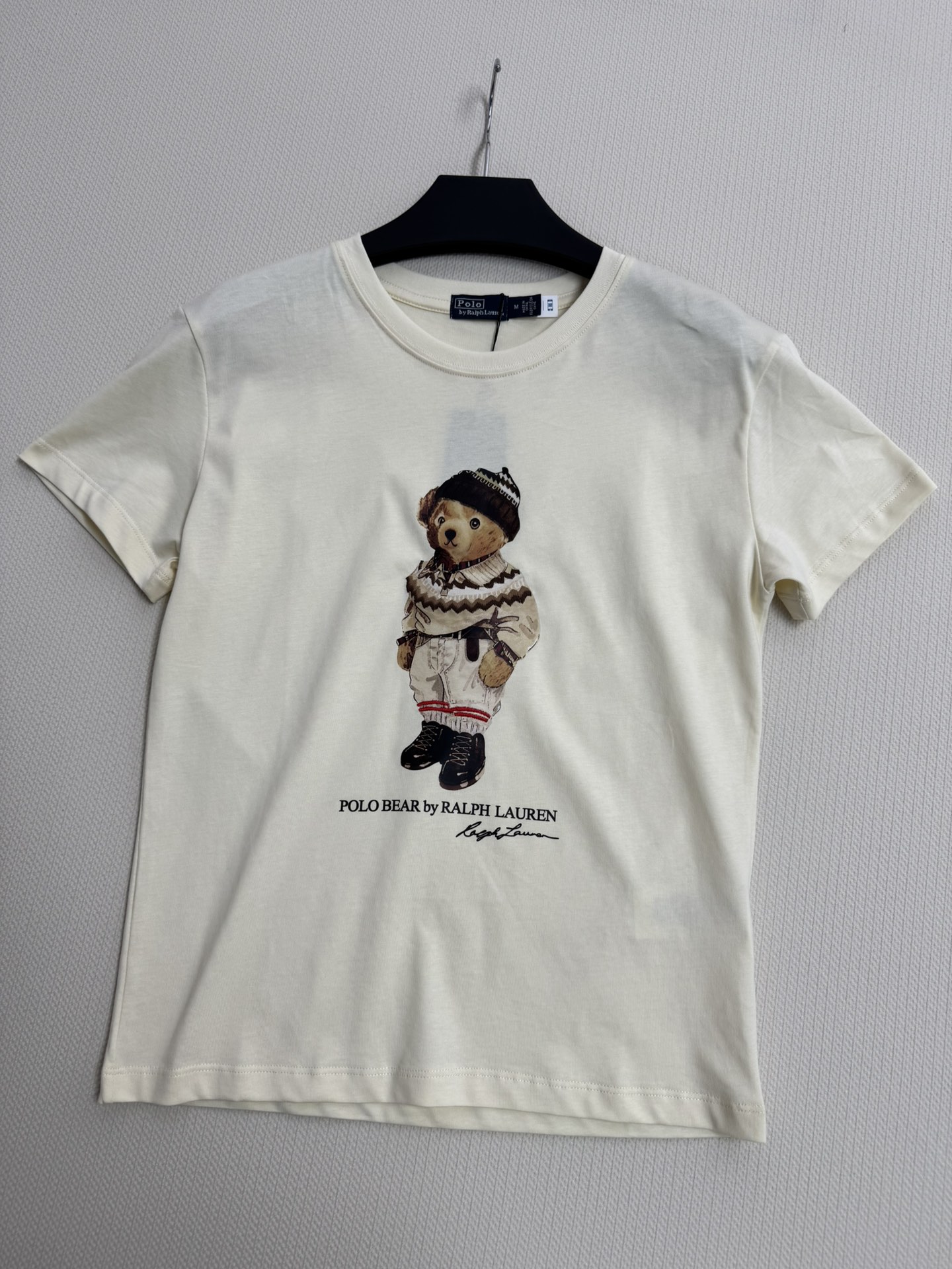 NO:798397,Ralph Laure*26 new series of bear printed T-shirts are made of high-quality cotton, soft and skin-friendly, super breathable, and super comfortable to wear in summer!  Round neck + cartoon bear, casual and fun, can be easily worn in daily life or on vacation. Regular version, it is OK to match with jeans or shorts, you can easily get American casual style!  SML,,loro piana,shorts,jeans,tees,t-shirt,19860909Ralph Laure*26新款小熊印花系列T恤,采用高品质棉,柔软亲肤,透气性超棒,夏天穿超舒服！圆领+卡通小熊,休闲又有趣,日常或度假都能轻松驾驭.常规版型,搭配牛仔裤或短裤都很OK,轻松get美式休闲风！SML,,loro piana,shorts,jeans,tees，t-shirt,,Women's clothing