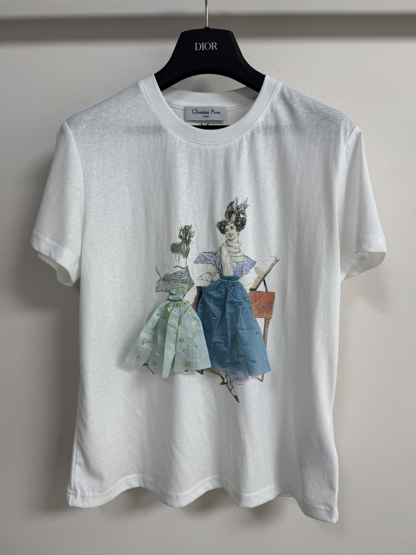 NO:798394,Dio*26SS new hand-painted printed T-shirt, the front hand-painted printing is super artistic, elegant feminine + beading elements, full of romantic retro atmosphere!  The fabric is breathable and comfortable, suitable for daily wear or casual wear. It looks great with jeans and skirts. The details are perfect, fashionable and practical, and it is easy to wear with a high-end feel~SML, dior, skirts, jeans, tees, t-shirt,19860909Dio*26SS新款手绘印花T恤,正面手绘印花超有艺术感,优雅女性+钉珠元素,浪漫复古氛围拉满！面料透气舒适,日常穿搭或休闲都OK,随手搭牛仔裤、半裙都很出彩针.细节满分,时尚又实用,轻松穿出高级感~SML,,dior,skirts,jeans,tees，t-shirt,,Women's clothing
