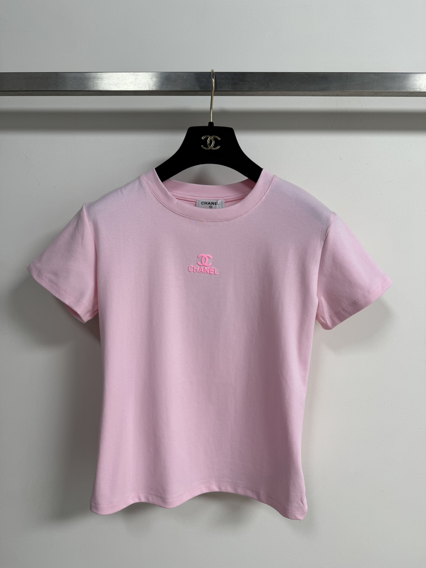 NO:798663,CHANE*26 new short-sleeved T-shirt, made of high-quality cotton, soft and skin-friendly, super comfortable to wear in summer!  The brand on the chest is very recognizable, simple and high-end. The straight shoulder cut + round neck design modifies the shoulder line, and is versatile and not picky. It is OK whether worn alone or as an inner layer~ It can be easily controlled for daily commuting and leisure. It is comfortable and textured. It is a must-have basic model for the wardrobe. SML, Chanel, T-shirt, tees, t-shirt,19860909CHANE*26新款短袖T恤,采用高品质棉料,柔软亲肤,夏天穿超舒服！胸前品牌超有辨识度,简约又高级.正肩剪裁+圆领设计,修饰肩部线条,百搭不挑人,无论单穿还是内搭都很OK～日常通勤、休闲都能轻松驾驭,舒适又有质感,是衣橱必备基础款SML,,chanel,T-shirt,tees，t-shirt,,Women's clothing