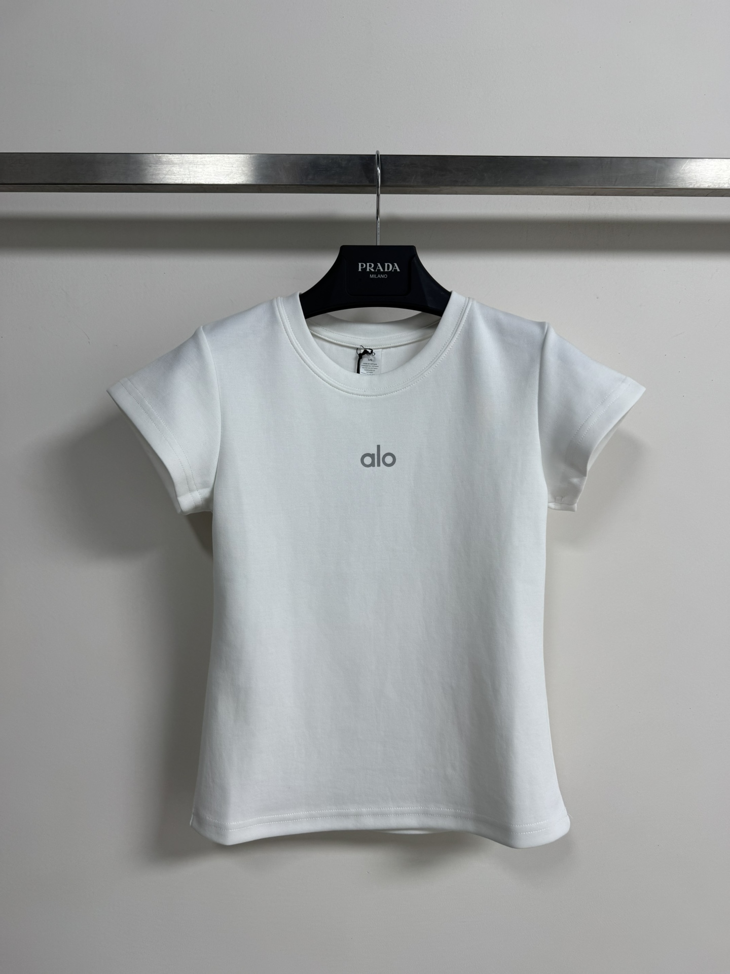 NO:798659,alo26's new short-sleeved T-shirt, the fabric is soft and skin-friendly, super comfortable to wear in summer!  The brand on the chest is very recognizable, simple and high-end. The straight shoulder cut + round neck design modifies the shoulder lines and is versatile and easy to wear. It is OK whether worn alone or as an inner layer~ It can be easily controlled for daily commuting and leisure. It is comfortable and textured. It is a must-have basic model for the wardrobe. SML, T-shirt, tees, t-shirt,19860909alo26新款短袖T恤,面料柔软亲肤,夏天穿超舒服！胸前品牌超有辨识度,简约又高级.正肩剪裁+圆领设计,修饰肩部线条,百搭不挑人,无论单穿还是内搭都很OK～日常通勤、休闲都能轻松驾驭,舒适又有质感,是衣橱必备基础款SML,,T-shirt,tees，t-shirt,,Women's clothing