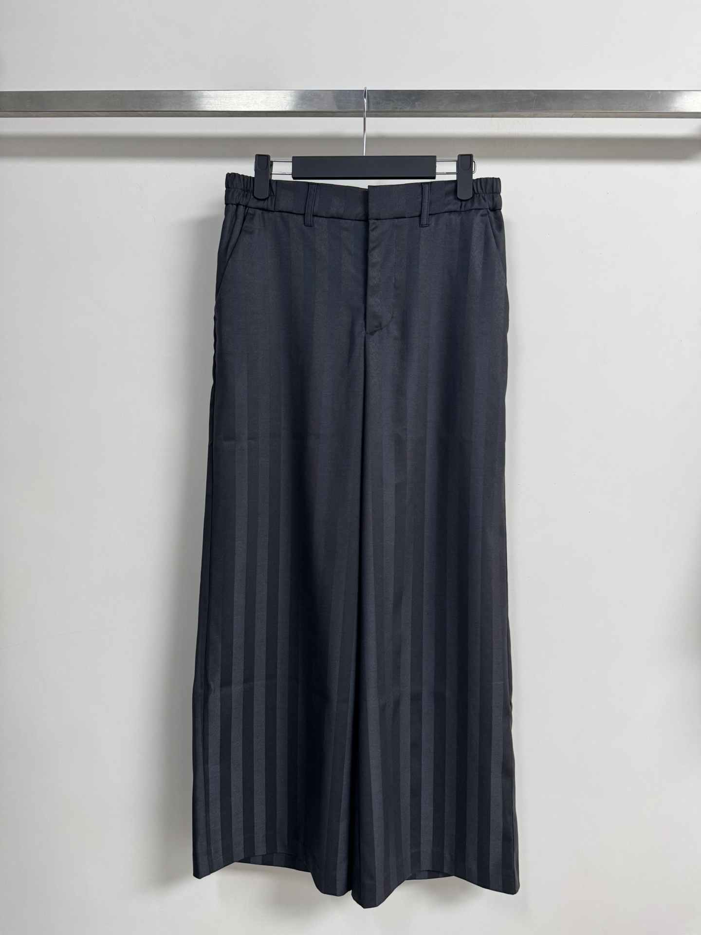NO:798665,The new striped wide-leg pants are designed to cover the crotch and make you look slimmer, and are great at modifying the leg lines!  The fabric has a glossy feel, is smooth to the touch and wrinkle-free, has a moderate thickness, and can be worn for daily commuting. The vertical stripe design is simple and elegant. It goes well with shirts or knitted fabrics, making it easy to create a smart and elegant style. The silhouette is comfortable and fashionable, making it a must-have and versatile item for your wardrobe!  SML,,shirts,19860909新款条纹阔腿裤,版型遮胯显瘦,修饰腿部线条超赞！面料有光泽感,触感顺滑不易皱,厚度适中,通勤日常都能穿,竖条纹设计,简约大气,搭配衬衫或针织都很出彩,轻松打造干练优雅风格.版型舒适又时髦,是衣橱必备百搭单品！SML,,shirts,,Women's clothing