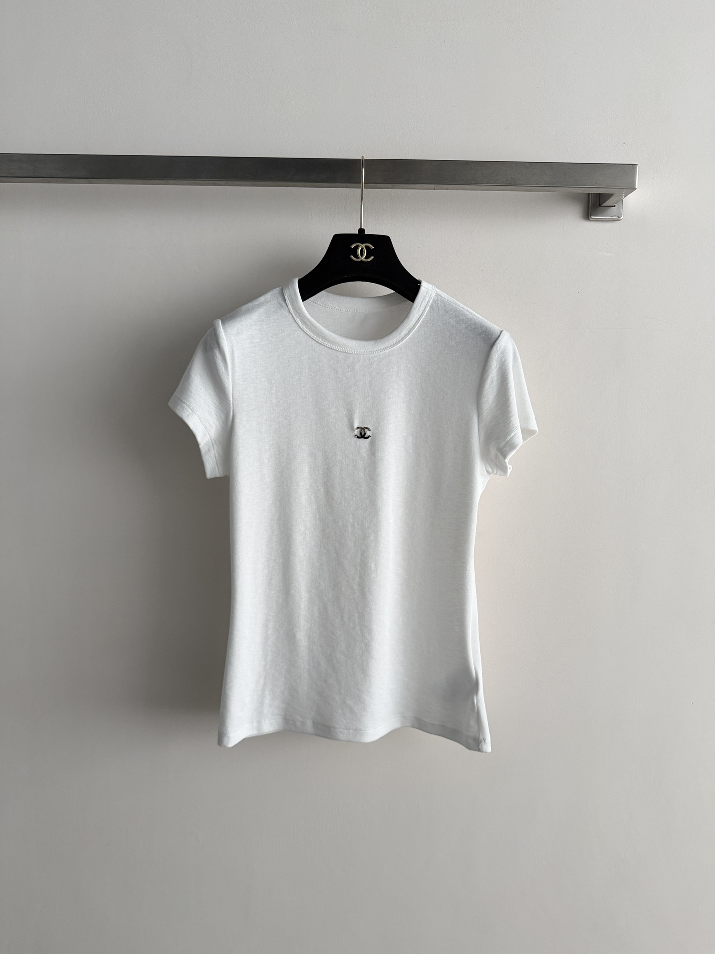 NO:799054,CHANE*26 new short-sleeved T-shirt, made of high-quality cotton, soft and skin-friendly, super comfortable to wear in summer!  The brand on the chest is very recognizable, simple and high-end. The straight shoulder cut + round neck design modifies the shoulder line, and is versatile and not picky. It is OK whether worn alone or as an inner layer~ It can be easily controlled for daily commuting and leisure. It is comfortable and textured. It is a must-have basic model for the wardrobe. SML, Chanel, T-shirt, tees, t-shirt,19860909CHANE*26新款短袖T恤,采用高品质棉料,柔软亲肤,夏天穿超舒服！胸前品牌超有辨识度,简约又高级.正肩剪裁+圆领设计,修饰肩部线条,百搭不挑人,无论单穿还是内搭都很OK～日常通勤、休闲都能轻松驾驭,舒适又有质感,是衣橱必备基础款SML,,chanel,T-shirt,tees，t-shirt,,Women's clothing