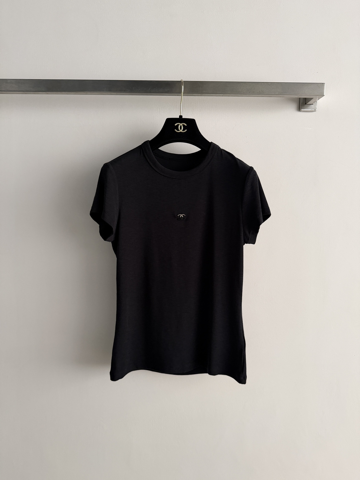 NO:799069,CHANE*26 new short-sleeved T-shirt, made of high-quality cotton, soft and skin-friendly, super comfortable to wear in summer!  The brand on the chest is very recognizable, simple and high-end. The straight shoulder cut + round neck design modifies the shoulder line, and is versatile and not picky. It is OK whether worn alone or as an inner layer~ It can be easily controlled for daily commuting and leisure. It is comfortable and textured. It is a must-have basic model for the wardrobe. SML, Chanel, T-shirt, tees, t-shirt,19860909CHANE*26新款短袖T恤,采用高品质棉料,柔软亲肤,夏天穿超舒服！胸前品牌超有辨识度,简约又高级.正肩剪裁+圆领设计,修饰肩部线条,百搭不挑人,无论单穿还是内搭都很OK～日常通勤、休闲都能轻松驾驭,舒适又有质感,是衣橱必备基础款SML,,chanel,T-shirt,tees，t-shirt,,Women's clothing