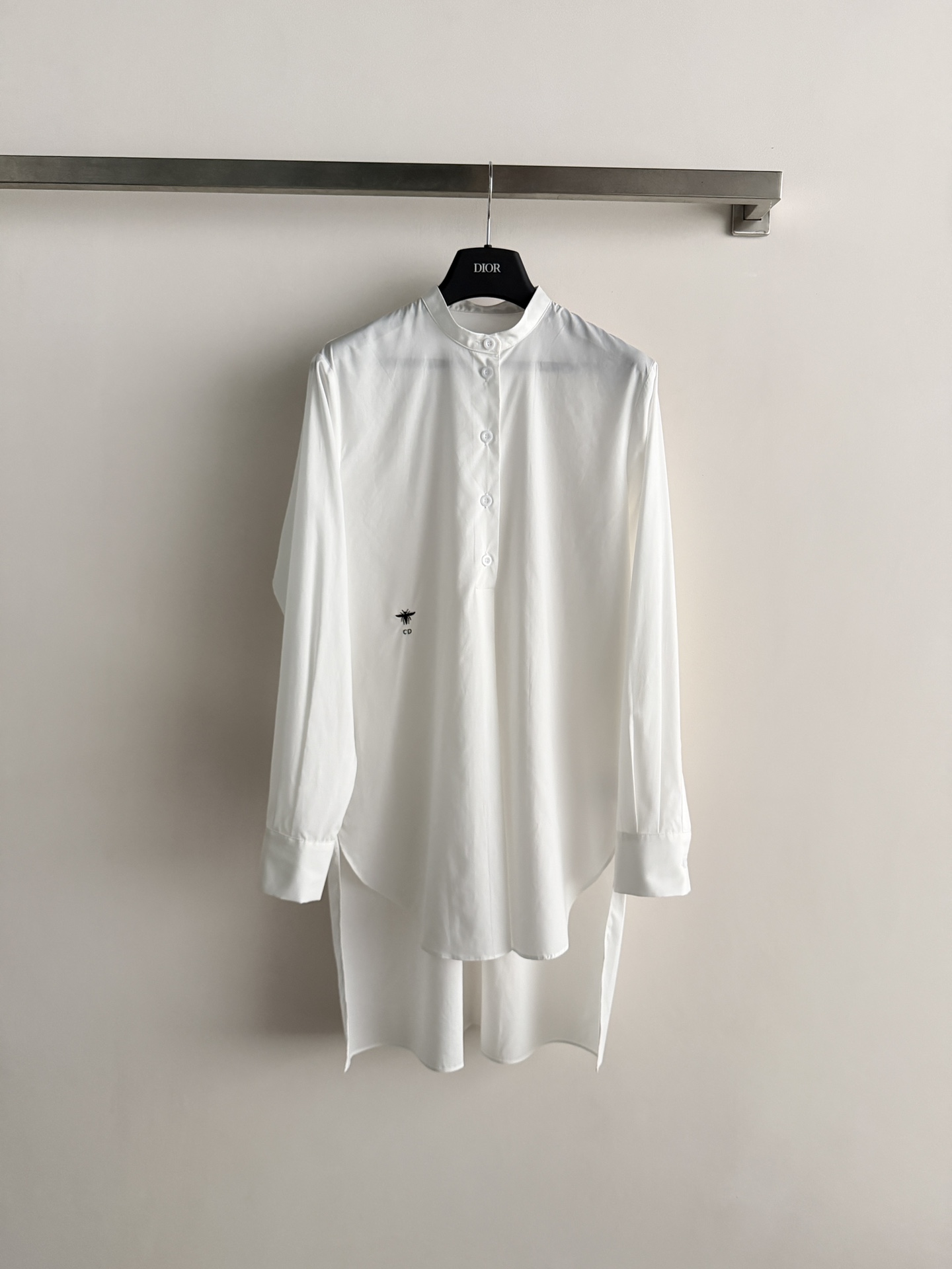 NO:799066,Dio*26SS new white shirt, made of high-count pure cotton, soft and breathable, super comfortable to wear!  The design is short in the front and long in the back, and is decorated with a belt. It has a full sense of luxury. The round neckline + mother-of-pearl buttons are full of details, low-key and luxurious. It can be easily controlled for daily commuting and leisure. It goes well with jeans or skirts. It has both temperament and practicality. It is a must-have and versatile item in the wardrobe!  ＳＭＬ,,dior,skirts,jeans,shirts,19860909Dio*26SS新款白色衬衫,采用高支纯棉,柔软又透气,穿着超舒适！前短后长设计,达搭配腰带装饰,高级感满满,圆边领口+贝母纽扣,细节满分,低调又奢华.日常通勤、休闲都能轻松驾驭,搭配牛仔裤或裙装都很出彩,气质与实用性兼具,是衣橱必备百搭单品！ＳＭＬ,,dior,skirts,jeans,shirts,,Women's clothing