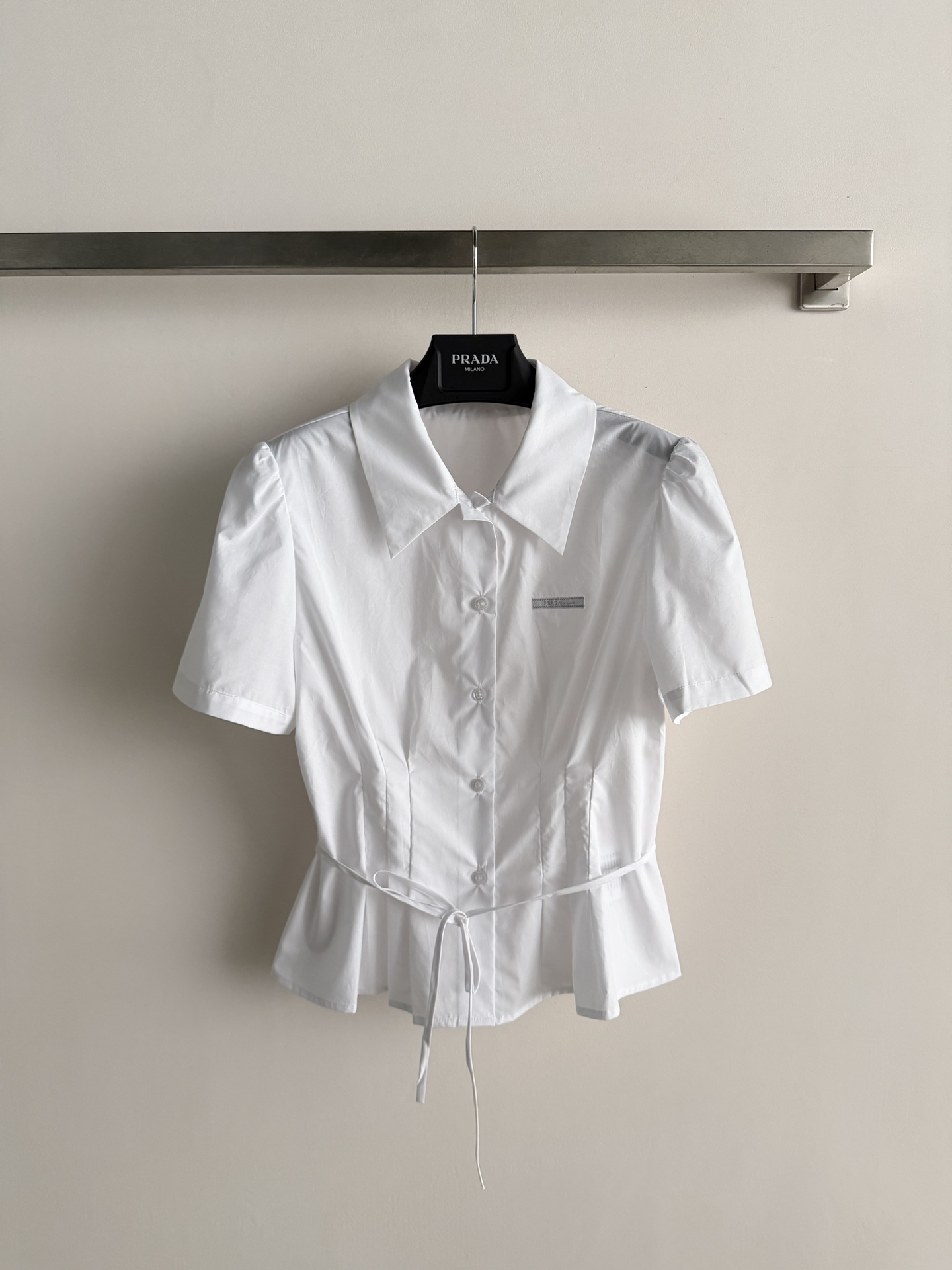 NO:799062,Prad*26SS new white waisted short-sleeved shirt, Tencel and pure cotton blend, soft and breathable, super comfortable to wear in summer!  Short sleeves + waist design, modified waistline, elegant and figure-flattering. Very age-reducing classic lapel, waist with tie design, full of details, college style or commuting style can be easily controlled. Whether worn with jeans or skirt, it is smart and gentle, suitable for daily life, workplace and party! SML,, prada, skirts, jeans, shirts, T-shirt,19860909Prad*26SS新款白色收腰短袖衬衫,天丝加纯棉混纺,柔软透气,夏天穿超舒服！短袖+掐腰设计,修饰腰线,优雅又显身材计.非常减龄经典翻领,腰部搭配系带设计,细节满分,学院风o通勤风都能轻松驾驭.无论搭牛仔裤还是半身裙,干练又温柔,日常、职场、聚会都OK!SML,,prada,skirts,jeans,shirts,T-shirt,,Women's clothing