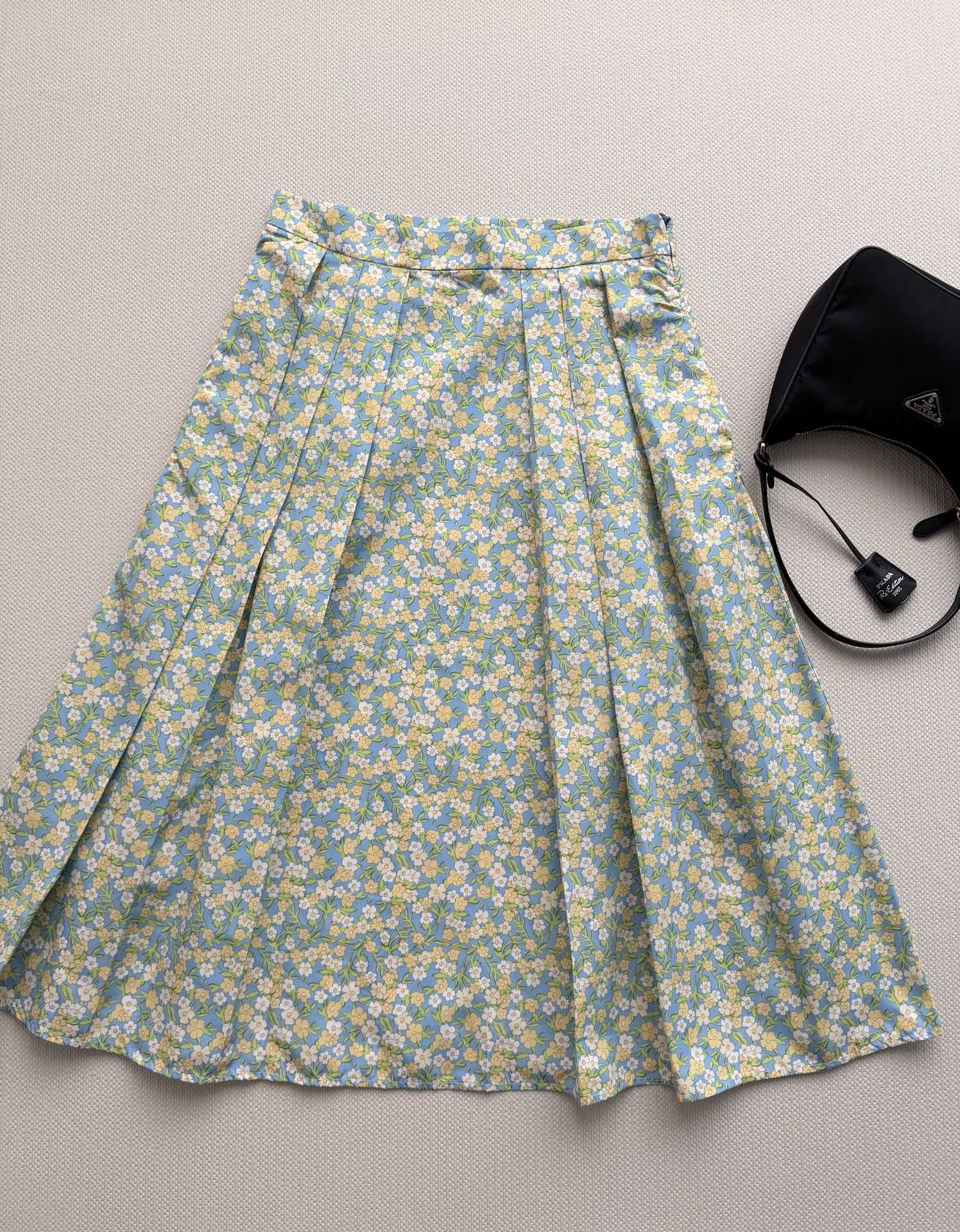 NO:799065,Prad*26ss blue-bottom yellow flower skirt, light fabric + fresh floral, super comfortable upper body, full of summer atmosphere!  The A-line version is super slim, the pear-shaped figure is friendly, the skirt is elegant and flexible, and you walk with a fairy spirit. The blue background with yellow and white flowers, the low saturation color scheme is gentle and high-end, perfect for dates and vacations at the beach!  It can be easily controlled. Paired with a sweater or shirt, you can easily get a lazy and artistic style. It is a versatile artifact in the wardrobe!  SML,,prada,skirts,shirts,19860909Prad*26ss蓝底黄花半裙,轻盈面料+清新碎花,上身超舒适夏日氛围感满满！A字版型超显瘦,梨形身材友好,裙摆飘逸灵动,走路自带仙气.蓝底配黄白小花,低饱和度配色温柔又高级,约会、度假海边！都能轻松驾驭.搭配针织衫或衬衫,轻松get慵懒文艺风,是衣橱里的百搭神器！SML,,prada,skirts,shirts,,Women's clothing