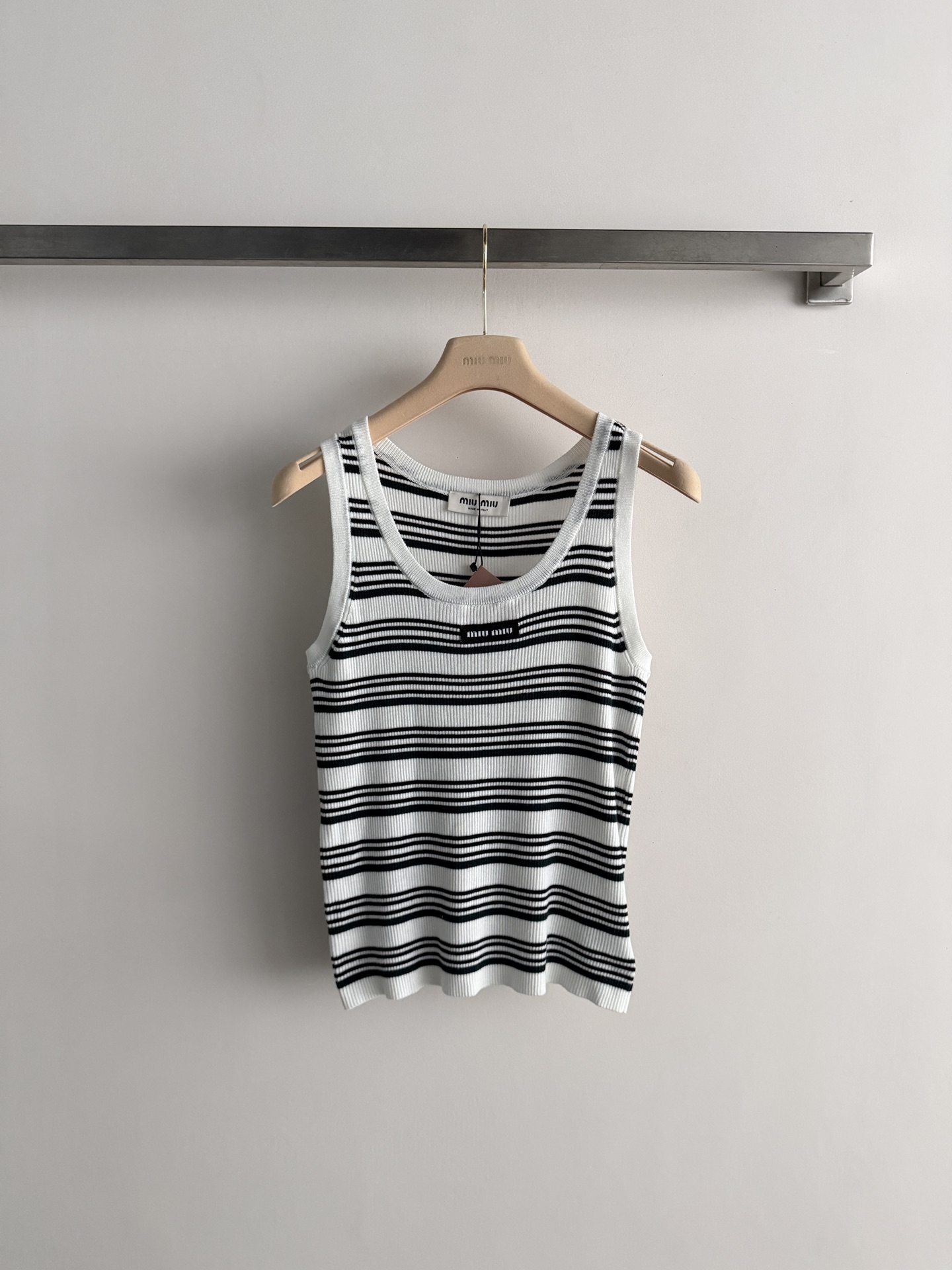 NO:799512,MIUMI*26SS striped knitted vest, classic round neck design, versatile, age-reducing and fashionable!  The fabric is made of soft materials, a preppy style for girls, and the slim fit is not fussy!  Two colors available: SML,,miumiu,19860909MIUMI*26SS条纹针织背心,经典圆领设计 百搭减龄又时髦！面料柔软材质 学院风少女穿搭 修身版型不挑人！两色可选SML,,miumiu,,Women's clothing