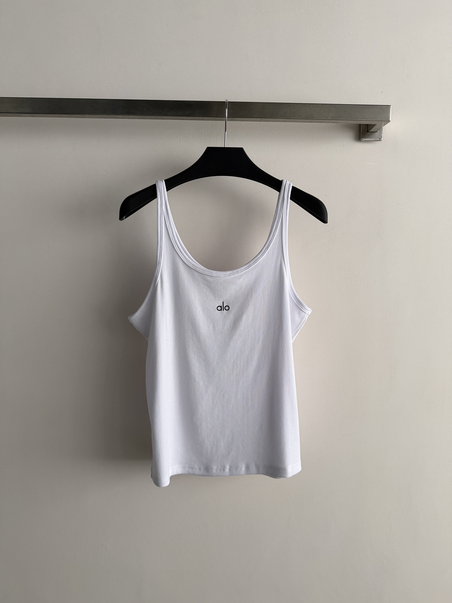 NO:799492,AIO's new classic vest is a versatile vest that needs to be paired with everything in life. It is capable, simple and handsome. A simple vest gives the strongest street feel!  Simple, refreshing and fashionable, it opens up the sweet and cool hot girl style. Wear it alone or layered with it. Wear it alone, it looks good and has personality. It feels skin-friendly and will not pierce your flesh. It feels great!  Two-color SML,,19860909AIO新款经典款小背心,生活中处处需要搭配到的百搭背心干练简约帅气,一件简单的背心穿出最强的街头感！简单清爽且时髦,开启甜酷辣妹风.单穿或内搭都很 单穿就足够好看有个性.亲肤触感不会扎肉触感极好了！二色SML,,,Women's clothing