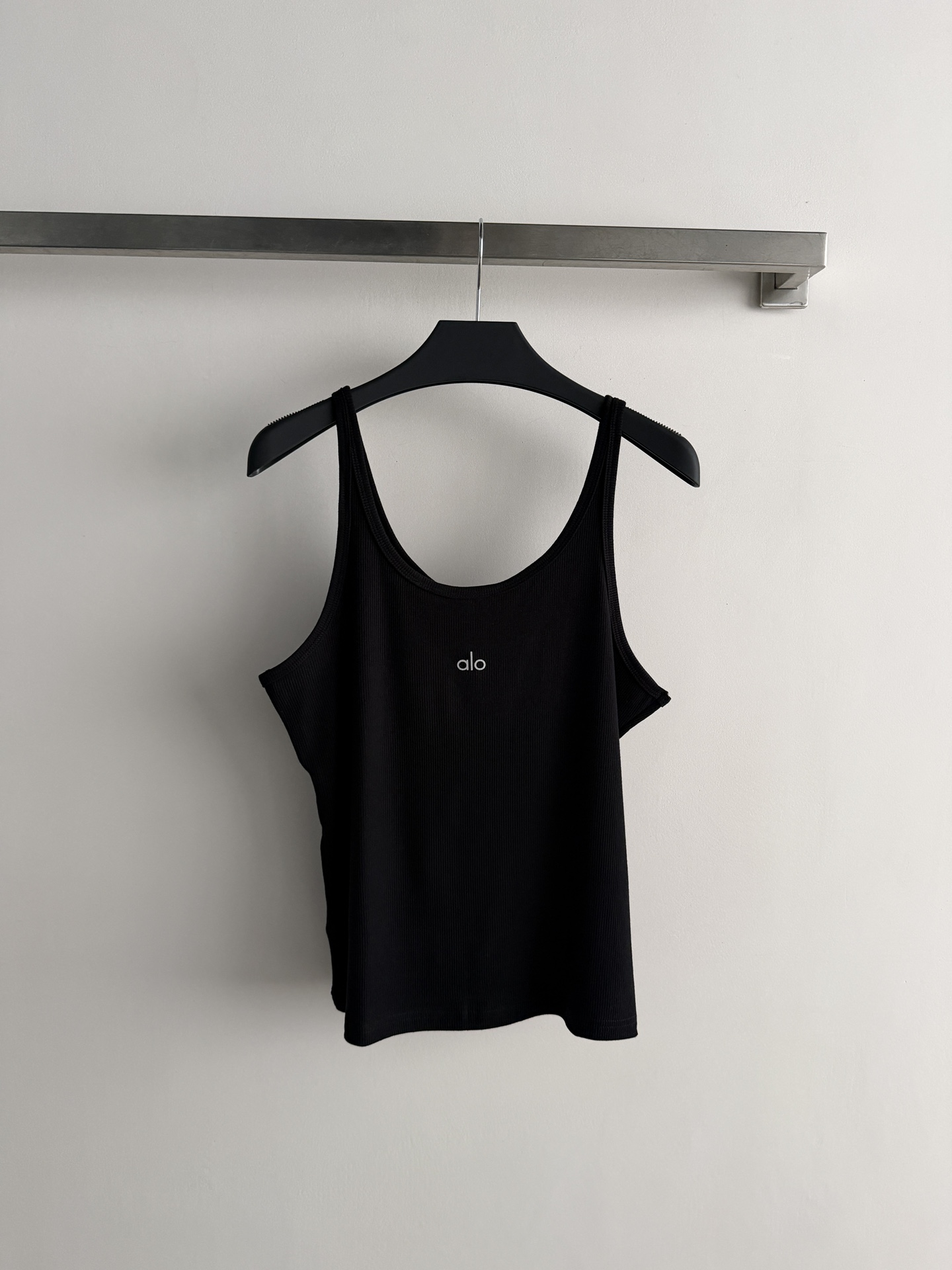 NO:799486,AIO's new classic vest is a versatile vest that needs to be paired with everything in life. It is capable, simple and handsome. A simple vest gives the strongest street feel!  Simple, refreshing and fashionable, it opens up the sweet and cool hot girl style. Wear it alone or layered with it. Wear it alone, it looks good and has personality. It feels skin-friendly and will not pierce your flesh. It feels great!  Two-color SML,,19860909AIO新款经典款小背心,生活中处处需要搭配到的百搭背心干练简约帅气,一件简单的背心穿出最强的街头感！简单清爽且时髦,开启甜酷辣妹风.单穿或内搭都很 单穿就足够好看有个性.亲肤触感不会扎肉触感极好了！二色SML,,,Women's clothing