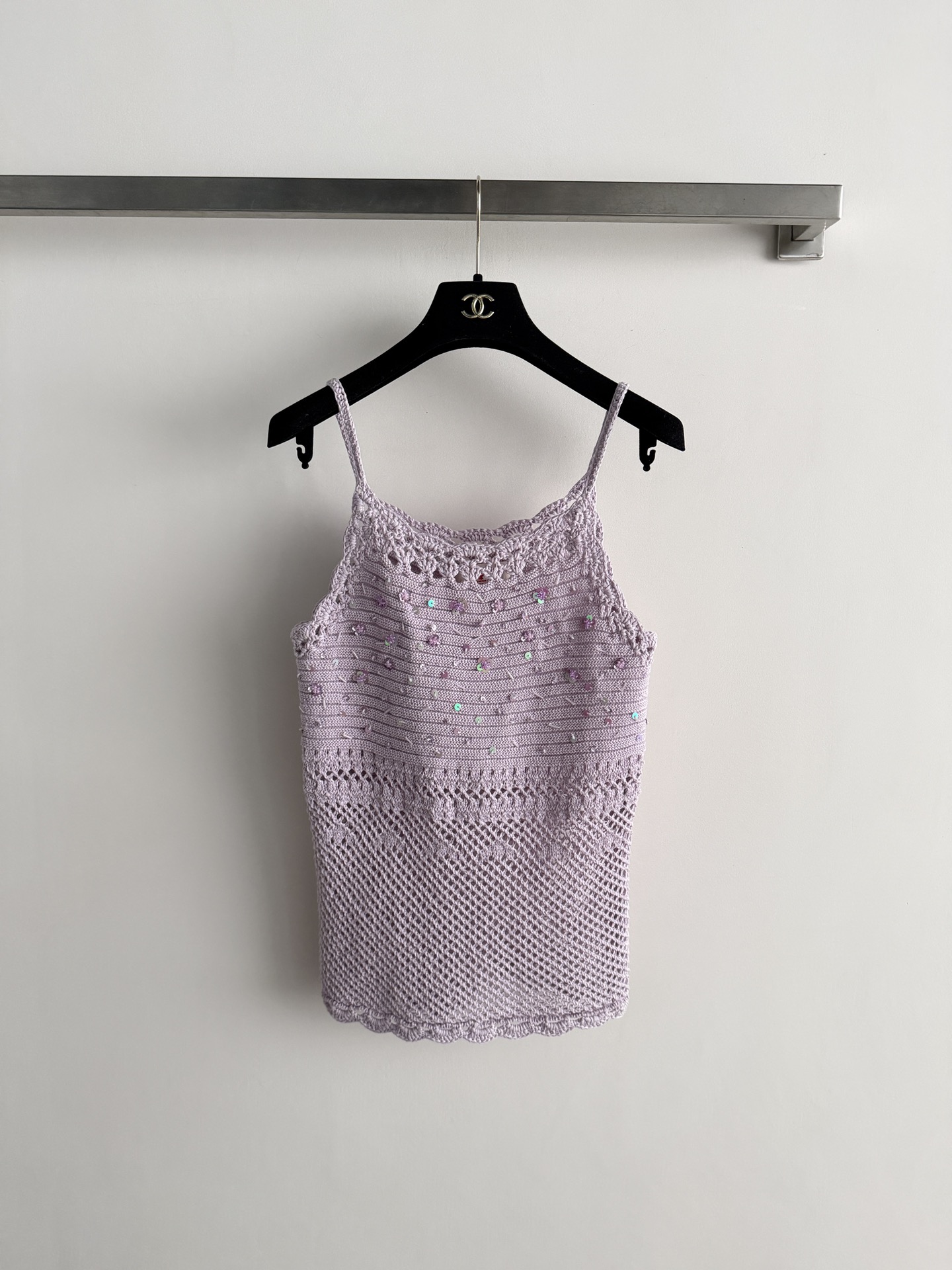 NO:799509,CHANE*26 Hand-crocheted spaghetti strap camisole, this hand-crocheted spaghetti-shoulder camisole is decorated with sequins, exquisite and layered. The spaghetti strap design highlights the shoulder and neck lines, the crocheted vest has rich texture, and the sequins sparkle in the light, making it elegant and gorgeous. Pair it with a high hairstyle or simple accessories, perfect for your temperament!  The hand-crocheted craftsmanship is full of details!  SML,,chanel,skirts,19860909CHANE*26手工钩织细肩带吊带背心,这款手工钩织细肩带吊带裙,搭配亮片点缀,精致又有层次感.细肩带设计凸显肩颈线条,背心钩织纹理丰富,亮片在光线下闪闪发光,优雅又华丽头.搭配高盘发或简约配饰,气质满分！手工钩织工艺细节感满满！SML,,chanel,skirts,,Women's clothing