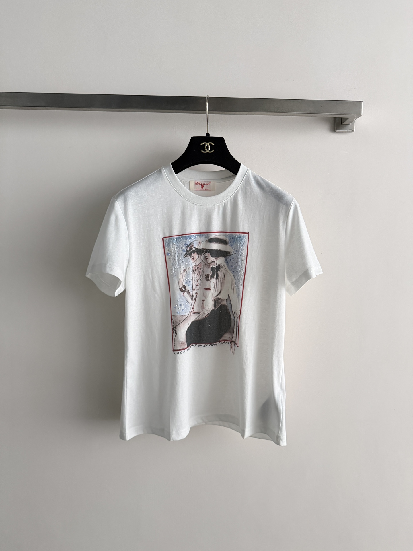 NO:799506,CHANE*26SS new hand-painted printed T-shirt, the front portrait hand-painted print has super artistic beading elements, full of romantic atmosphere!  The fabric is breathable and comfortable, suitable for daily wear or casual wear. It looks great with jeans and skirts. The details are perfect, fashionable and practical, and it is easy to wear with a high-end feel~SML,,chanel,skirts,jeans,tees,t-shirt,19860909CHANE*26SS新款手绘印花T恤,正面人像手绘印花超有艺术感钉珠元素,浪漫氛围拉满！面料透气舒适,日常穿搭或休闲都OK,随手搭牛仔裤、半裙都很出彩针.细节满分,时尚又实用,轻松穿出高级感~SML,,chanel,skirts,jeans,tees，t-shirt,,Women's clothing