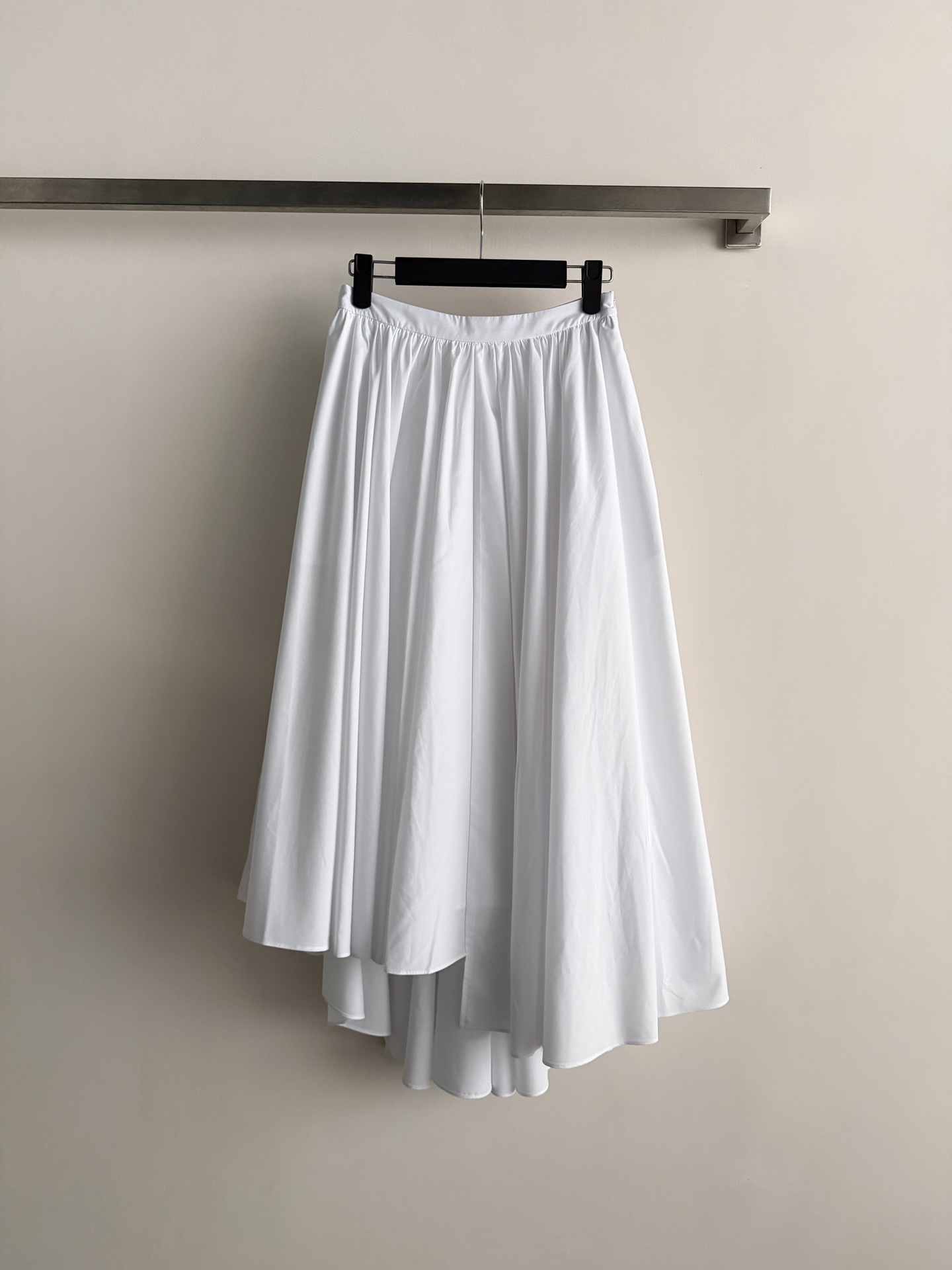 NO:799498,self-portrai*26's new white irregular skirt is made of lightweight cotton, with perfect drape. The skirt has rich layers and has a sense of elegance when walking. The high-waist design modifies the waistline, elongates the leg proportions, and the irregular skirt adds a sense of agility. It can be easily controlled for daily commuting, dating, and vacations. White is versatile and can be paired with a shirt, sweater or suspender. It is easy to get an elegant temperament! It is super comfortable to wear in spring and summer, and it is easy to create a variety of styles regardless of your figure!  SML,,skirts,shirts,19860909self-portrai*26新款白色不规则半身裙,采用轻盈棉 ,垂坠感满分,裙摆层次丰富,走路自带飘逸感计.高腰设计修饰腰线,拉长腿部比例,不规则裙摆增添灵动感,日常通勤、约会、度假都能轻松驾驭,白色百搭,随手搭配衬衫、针织衫或吊带,优雅气质轻松get!春夏穿超舒适,不挑身材,轻松打造多种风格！SML,,skirts,shirts,,Women's clothing