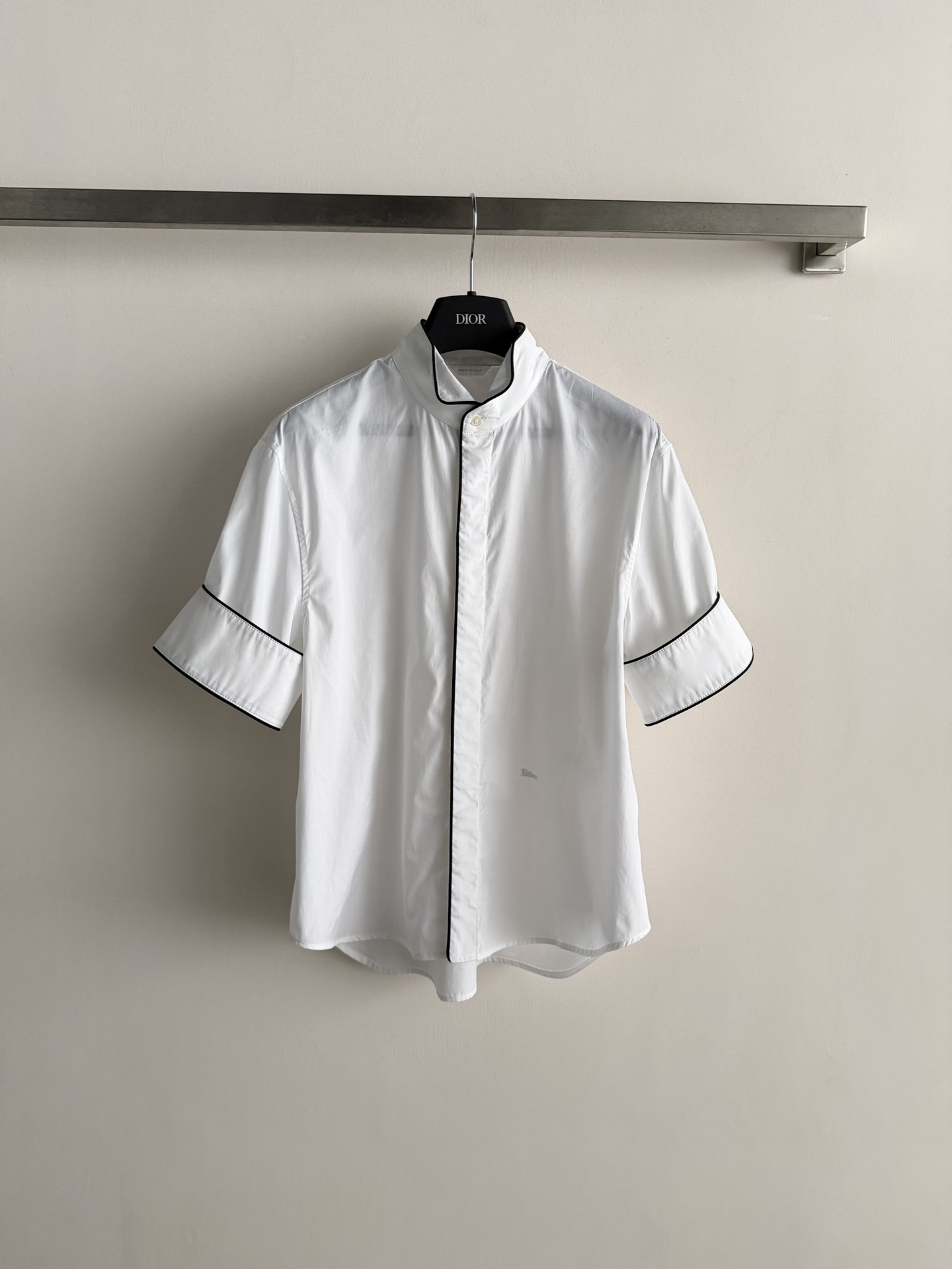 NO:799510,Dio*26 new spring and summer new stand-up collar contrasting short-sleeved shirt, made of worsted cotton fabric, soft and skin-friendly and breathable, super comfortable to wear in summer!  The stand-up collar + black contrasting edging is simple and detailed. The mid-sleeve design modifies the arms, and can be easily worn by fat sisters. It can be worn for commuting, dating, and daily life. Pair it with a skirt or trousers to easily get a college style or French elegance. It is practical and fashionable!  Two-color SML,,dior,skirts,shirts,T-shirt,19860909Dio*26春夏新款立领撞色短袖衬衫,精纺全棉面料,柔软亲肤又透气,夏天穿超舒服！立领+黑色撞色镶边,简约又有细节感,中袖设计修饰手臂,微胖姐妹也能轻松驾驭.通勤、约会、日常都能穿,搭配半裙或裤装,轻松get学院风or法式优雅风,实用又时髦！两色SML,,dior,skirts,shirts,T-shirt,,Women's clothing