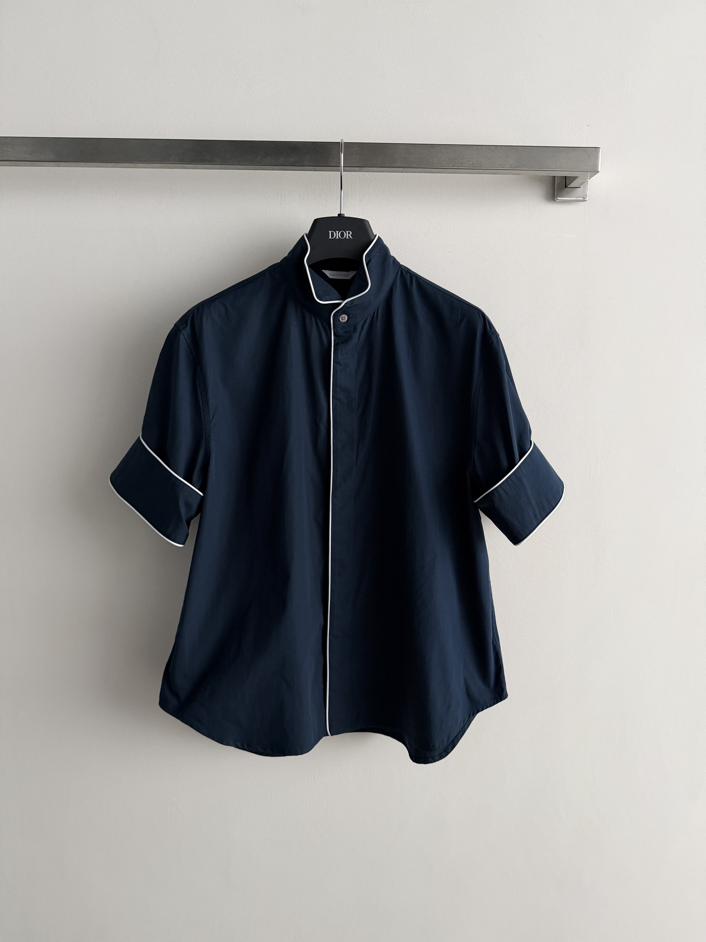 NO:799504,Dio*26 new spring and summer new stand-up collar contrasting short-sleeved shirt, made of worsted cotton fabric, soft and skin-friendly and breathable, super comfortable to wear in summer!  The stand-up collar + black contrasting edging is simple and detailed. The mid-sleeve design modifies the arms, and can be easily worn by fat sisters. It can be worn for commuting, dating, and daily life. Pair it with a skirt or trousers to easily get a college style or French elegance. It is practical and fashionable!  Two-color SML,,dior,skirts,shirts,T-shirt,19860909Dio*26春夏新款立领撞色短袖衬衫,精纺全棉面料,柔软亲肤又透气,夏天穿超舒服！立领+黑色撞色镶边,简约又有细节感,中袖设计修饰手臂,微胖姐妹也能轻松驾驭.通勤、约会、日常都能穿,搭配半裙或裤装,轻松get学院风or法式优雅风,实用又时髦！两色SML,,dior,skirts,shirts,T-shirt,,Women's clothing