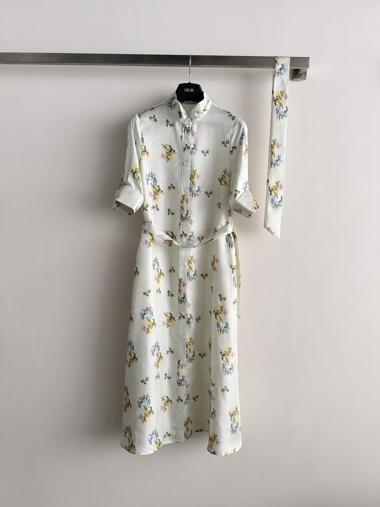 NO:799503,Dio*2026 spring and summer series floral dress, cream beige base with goose yellow, haze blue, lilac watercolor flower clusters, French retro elegance full of mulberry silk, light and elegant but not easy to see through, perfect for spring and summer wear!  Short sleeves + belted waist design, flexible skirt, full of romantic temperament. It can be easily used for daily commuting and vacation. Pair it with a light-colored handbag or simple accessories to directly enhance the sense of sophistication!  SML,,dior,skirts,T-shirt,19860909Dio*2026春夏系列碎花连衣裙,奶油米色底配鹅黄、雾霾蓝、丁香紫水彩花簇,法式复古优雅感满满桑蚕丝,轻盈飘逸又不易透,春夏穿超合适！短袖+配腰带收腰设计,裙摆灵动,浪漫气质拉满.日常通勤、度假都能轻松驾驭,搭配浅色手袋或简约配饰,精致感直接提升！SML,,dior,skirts,T-shirt,,Women's clothing
