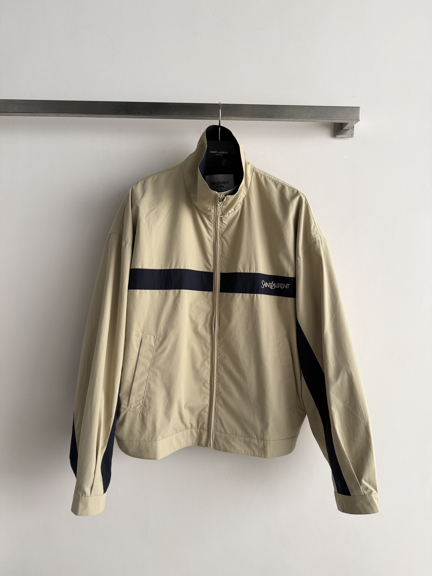 NO:799985,YSL26 early spring color-blocked jacket, khaki main color + black stripes, simple and sporty!  The stand-up collar zipper design is very suitable for spring and autumn wear. 'Saint Laurent'' embroidery on the chest is full of brand sense. The loose fit is comfortable and fashionable. It can be easily used in daily outings and airports. Pair it with jeans or sneakers for a retro sports style!  SML,,saint laurent,saint laurent,sneakers,jeans,jackets & coats,19860909YSL26早春拼色夹克,卡其色主色+黑色条纹,简约又有运动感！立领拉链设计,春秋穿超合适计.胸前“Saint Laurent'”刺绣,品牌感满满,宽松版型舒适又时髦,日常出街、机场都能轻松驾驭,搭配牛仔裤或运动鞋,复古运动风轻松gete！SML,,saint laurent,saint laurent,sneakers,jeans,jackets & coats,,Women's clothing