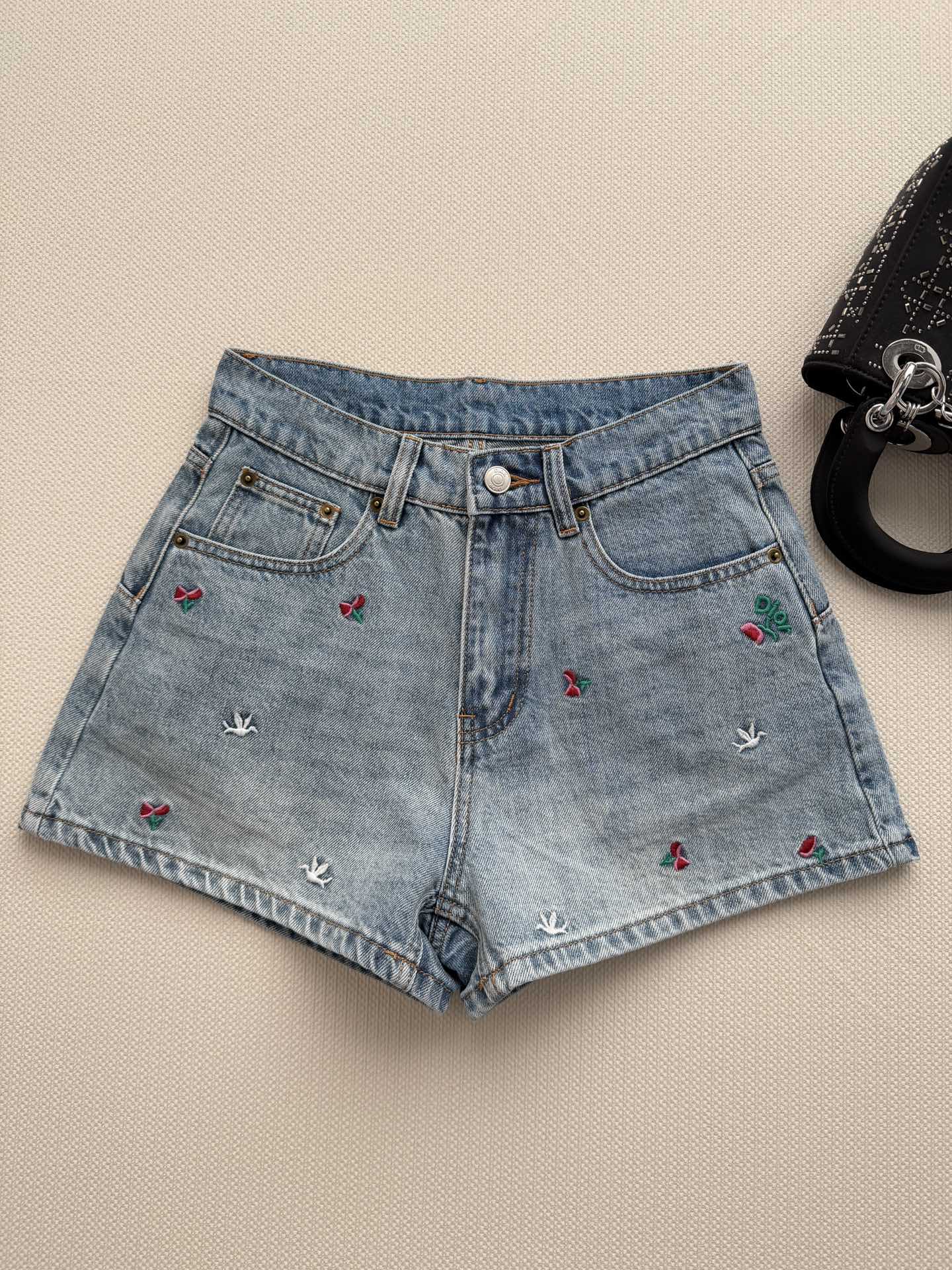 NO:799982,Dio*26ss light blue denim shorts, high waist design + exquisite flower embroidery, full of details and highly recognizable cotton denim, soft and comfortable, stress-free for daily wear. The straight version modifies the leg shape, looks slim and versatile, looks great with T-shirts or shirts, and can easily switch between casual or retro style. Wear it in spring and summer, it is fashionable and practical, and can easily create a high-end look!  SML,,dior,shorts,shirts,tees,t-shirt,19860909Dio*26ss浅蓝色牛仔短裤,高腰设计+精致花朵刺绣,细节满满超有辨识度棉质牛仔布柔软舒适,日常穿搭无压力.直筒版型修饰腿型,显瘦又百搭,无论配T恤还是衬衫都很出彩,轻松切换休闲or复古风.春夏季节穿它,时髦又实用,轻松打造高级感look！SML,,dior,shorts,shirts,tees，t-shirt,,Women's clothing