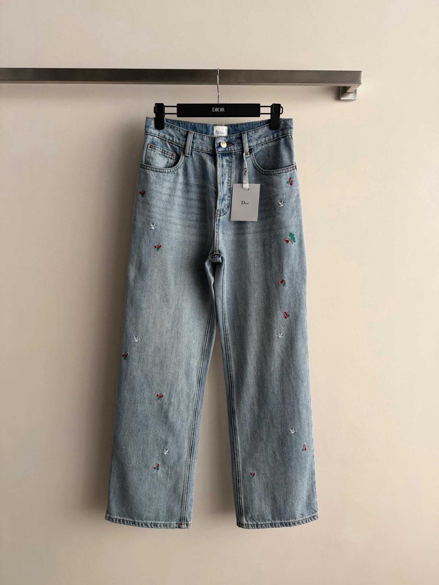NO:799976,Dio*26ss light blue straight-leg jeans, high-waisted design + exquisite flower embroidery, full of recognizable details. The cotton denim is soft and comfortable, making daily wear stress-free. The straight-leg version modifies the leg shape, making it slimmer and versatile. It looks great with T-shirts or shirts, and can easily switch between casual or retro styles. Wear it in spring and summer, it is fashionable and practical, and can easily create a high-end look!  SML,,dior,jeans,shirts,tees,t-shirt,19860909Dio*26ss浅蓝色直筒牛仔裤,高腰设计+精致花朵刺绣,细节满满超有辨识度.棉质牛仔布柔软舒适,日常穿搭无压力.直筒版型修饰腿型,显瘦又百搭,无论配T恤还是衬衫都很出彩,轻松切换休闲or复古风.春夏季节穿它,时髦又实用,轻松打造高级感look！SML,,dior,jeans,shirts,tees，t-shirt,,Women's clothing