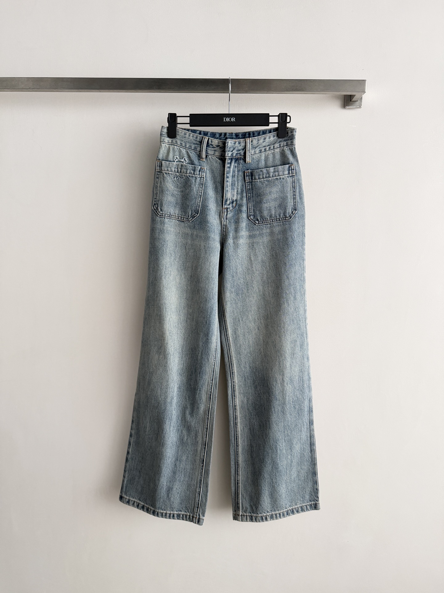 NO:800002,DIO*26 new high-waisted wide-leg jeans, classic washed denim, retro texture and super atmosphere! High-waisted wide-leg design, lengthening the legs and modifying the crotch, friendly pear-shaped figure, comfortable and not tight to wear. High-quality denim, wear-resistant and breathable, can be easily controlled for daily commuting and leisure. Paired with a sweater or shirt, you can easily get a lazy and fashionable style, it is a must-have and versatile item in the wardrobe! SML,, dior, jeans, shirts,19860909DIO*26新款高腰阔腿牛仔裤,经典水洗牛仔,复古质感超有氛围感!高腰阔腿设计,显腿长又修饰胯部,梨形身材友好,穿着舒适不紧绷.高品质牛仔布,耐磨又透气,日常通勤,休闲都能轻松驾驭.搭配针织衫或衬衫,轻松get慵懒时髦风,是衣橱必备百搭单品!SML,,dior,jeans,shirts,,Women's clothing