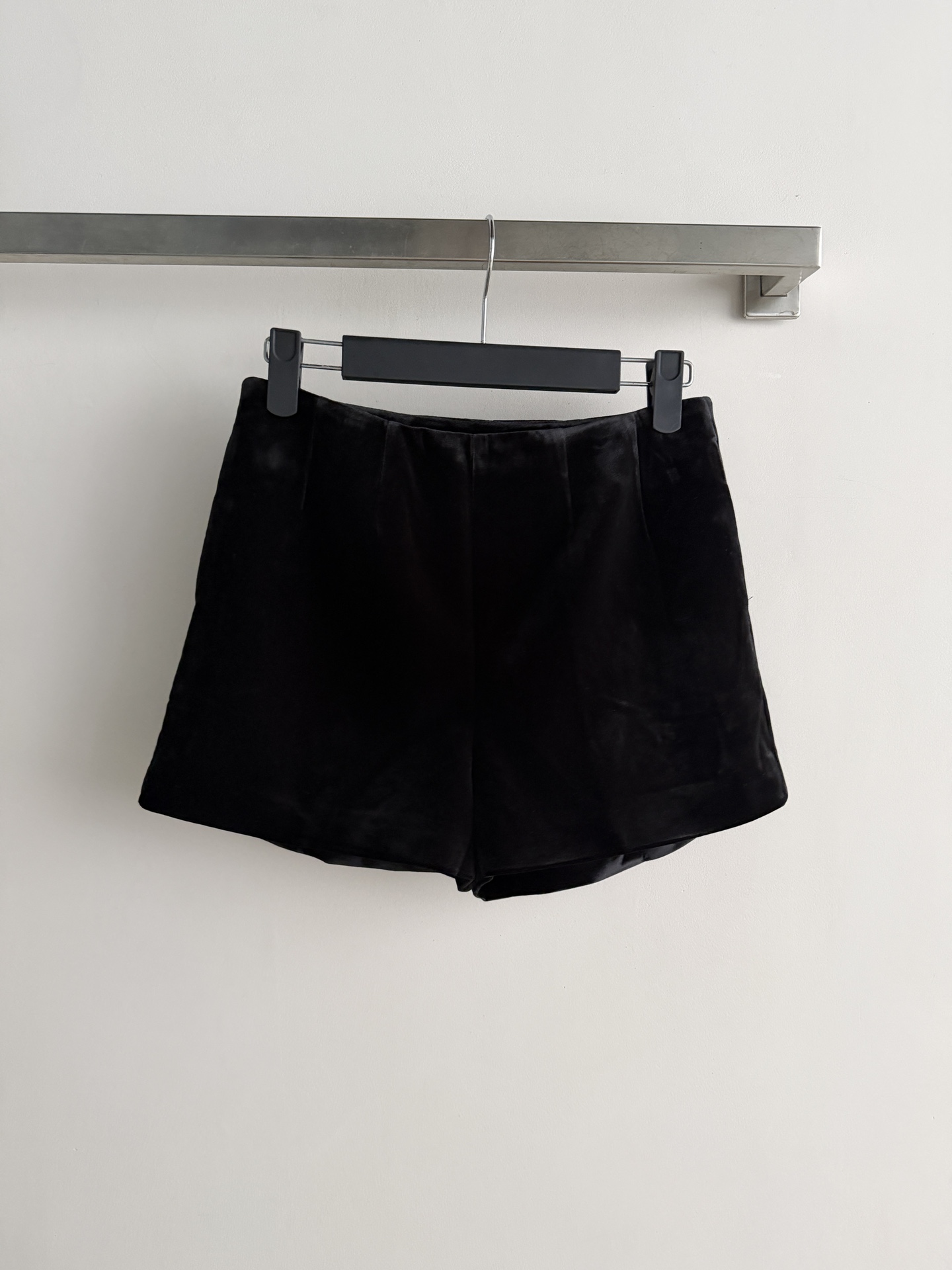 NO:799974,26 new early spring velvet shorts, the A-line version is three-dimensional and stylish. The upper body has a high-end sense and the high-waist design is tolerant. The upper body is huge, the legs are slender and super slim. Whether it is paired with knitted or shirts, it is a perfect bonus item. SML,,shorts,1986090926早春新款丝绒短裤A字版型立体有型 上身自带高级感高腰设计包容性好,上身巨显腿细长超显瘦无论搭配针织或衬衣 都是妥妥的加分项单品SML,,shorts,,Women's clothing