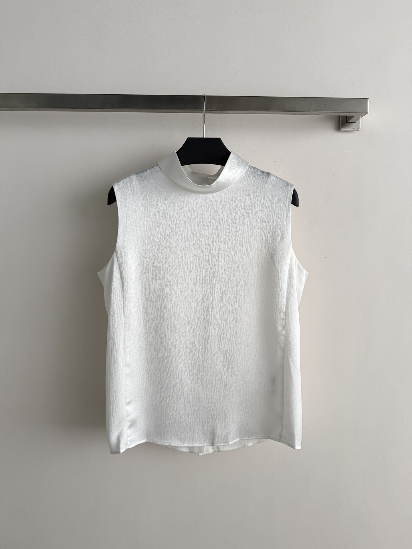 NO:799972,26 new sleeveless tops, simple and fashionable, fit your body shape and show your temperament!  The half-high collar with a row of buttons on the back is elegant and versatile, and can be easily worn in commuting and formal occasions. Paired with a black skirt and high heels, you can easily get a smart and elegant style, which is perfect for the workplace or events!  SML,,high heels,skirts,1986090926新款无袖上衣,简约时尚贴合身形超显气质！半高领背后一排扣设计,优雅又百搭,通勤、正式场合都能轻松驾驭.搭配黑色半身裙、高跟鞋,轻松get干练优雅风,职场or活动都很出彩！SML,,high heels,skirts,,Women's clothing