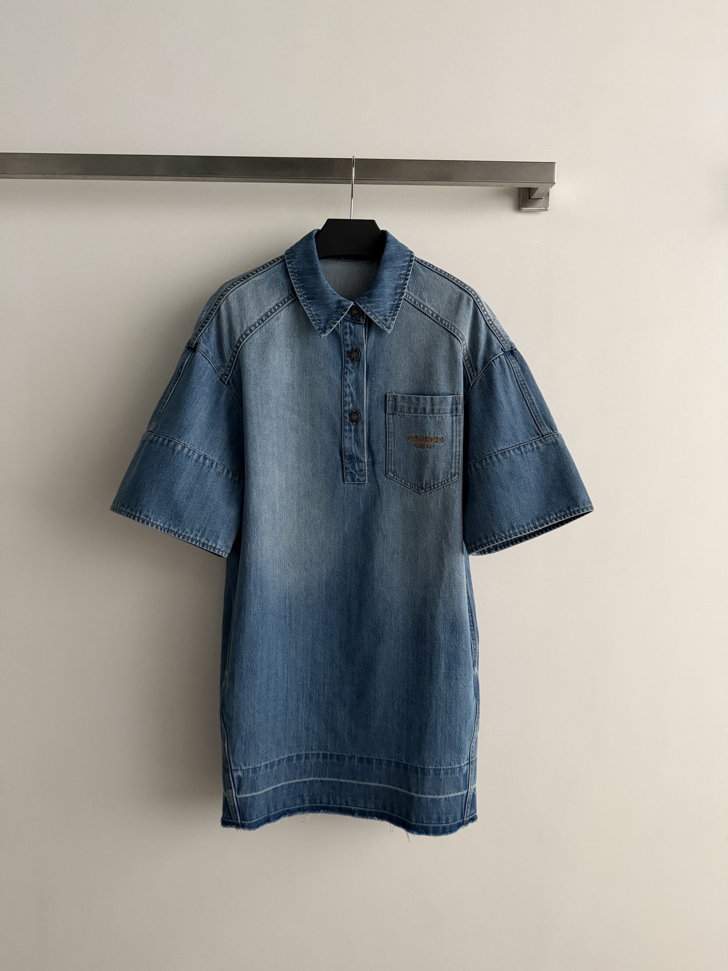 NO:799981,GIVENCH* Givenchy denim shirt skirt has a loose fit and soft fabric and is super comfortable to wear!  Lapel short sleeves + chest pocket letter logo embellishment details, full hem tassel design, casual and atmospheric. Blue denim fabric, not stuffy in summer, covering the flesh and making you look slimmer, easily create a sweet girl or royal sister style ~ Zhang Ruonan's same style, paired with Mary Jane shoes and calf socks, it is very popular for daily outings and photo shoots SML,,givenchy,givenchy,mary jane,skirts,shirts,T-shirt,19860909GIVENCH*纪梵希牛仔衬衫裙宽松版型+柔软面料穿着超舒适！翻领短袖+胸前口袋字母logo点缀细节满分下摆流苏设计,随性又有氛围感.蓝色牛仔面料,夏天穿不闷热,遮肉显瘦,轻松打造甜妹or御姐风～章若楠同款,搭配玛丽珍鞋、小腿袜,日常出街、拍照都很出片SML,,givenchy,givenchy,mary jane,skirts,shirts,T-shirt,,Women's clothing