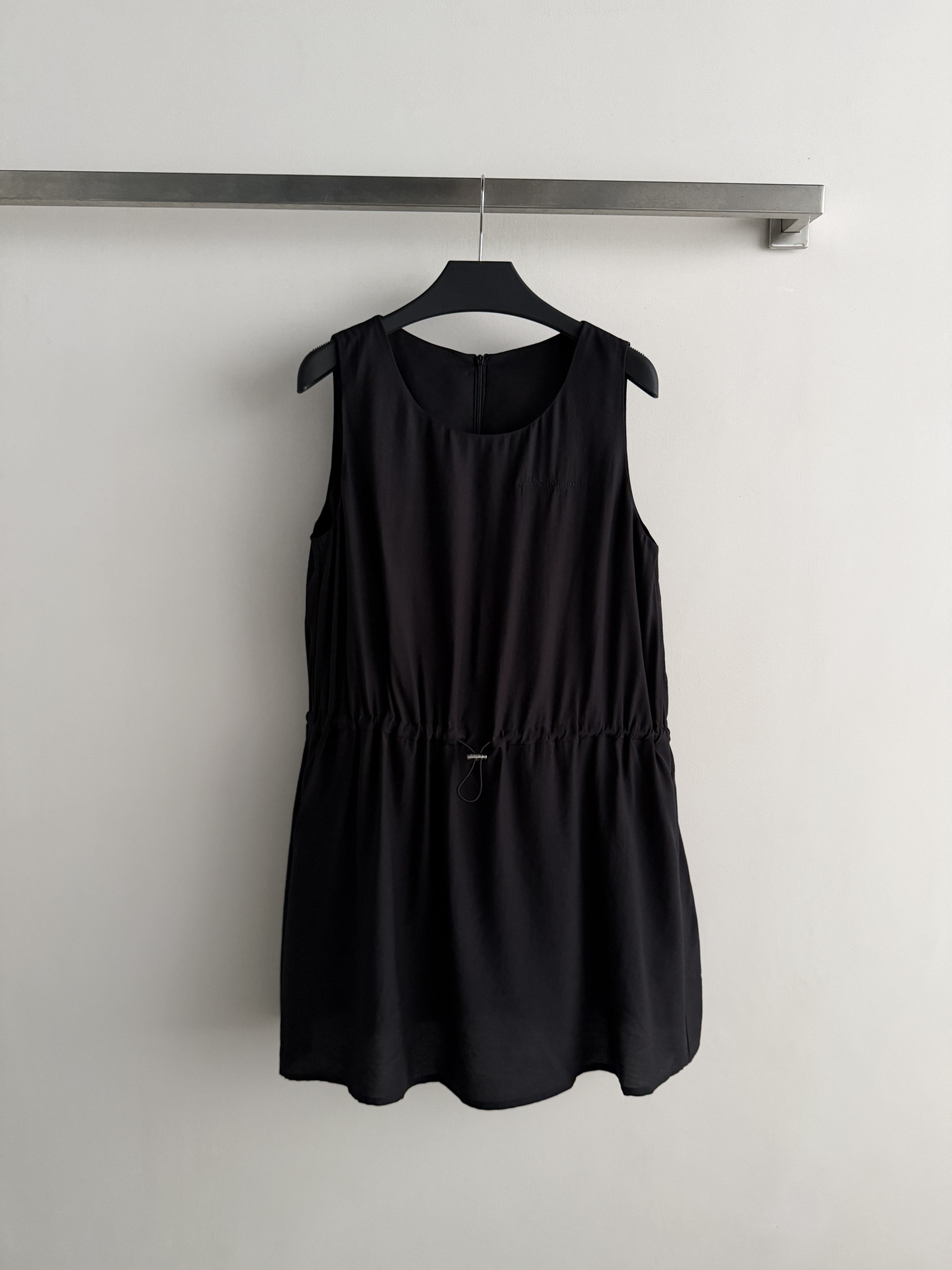 NO:799987,Alexander Wan*26 new black drawstring flower bud dress, sleeveless round neck design, simple and neat. The drawstring at the waist can be adjusted freely to easily create an A-line flower bud skirt, modifying the body proportions, making you appear slimmer and taller. The fabric is light and comfortable, super refreshing to wear in summer, and can be easily controlled whether commuting or dating. It is a must-have and versatile item in the wardrobe!  SML,,skirts,19860909Alexander Wan*26新款黑色抽绳花苞连衣裙,无袖圆领设计,简约利落.腰部抽绳可自由调节,轻松打造A字花苞裙摆,修饰身形比例,显瘦又显高.面料轻薄舒适,夏天穿超清爽,无论通勤还是约会都能轻松驾驭,是衣橱必备的百搭单品！SML,,skirts,,Women's clothing