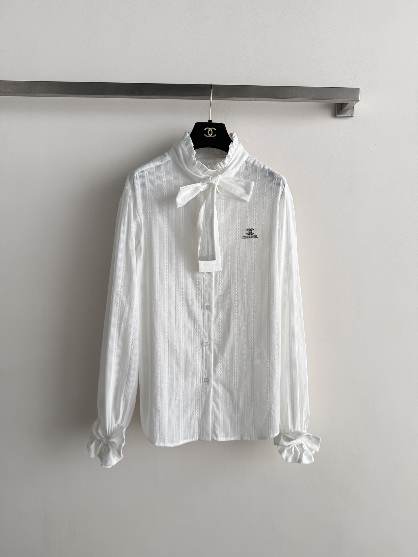 NO:799999,CHANE*26SS new white long-sleeved shirt, made of light and breathable fabric, comfortable, soft and delicate vertical stripes + bow ribbons, elegant and recognizable. The double logo on the chest is full of brand feeling. The bow decoration on the cuffs is very age-reducing, sweet and refined. It can be easily used in commuting, daily life and formal occasions. It looks great with skirts or high-waisted pants, and you can easily get a high-intellectual style!  SML,,chanel,skirts,shirts,19860909CHANE*26SS新款白色长袖衬衫,轻薄透气面料,舒适柔软精致竖条纹+蝴蝶结飘带,优雅又有辨识度计.胸前双logo品牌感满满.袖口蝴蝶结装饰,非常减龄甜美又精致,通勤、日常、正式场合都能轻松驾驭,搭配裙装或高腰裤都很出彩,轻松get高智感穿搭风格！SML,,chanel,skirts,shirts,,Women's clothing