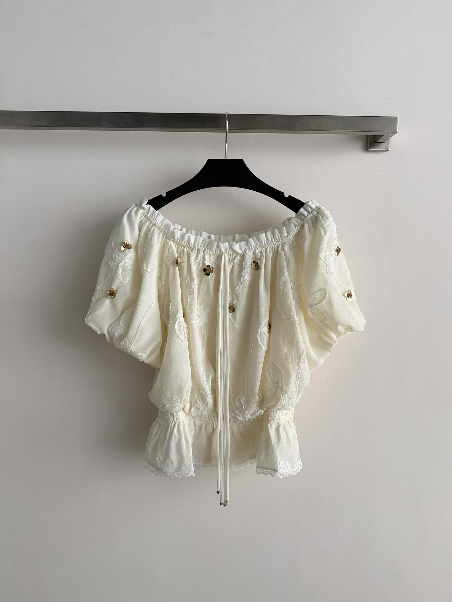 NO:799996,MISS COCOON 2026 Spring New Puff Sleeve Embroidered Top, lace + exquisite floral embroidery, full of romantic bohemian style. Lightweight fabric, one-line off-shoulder two-wear design, hem with waist details, full of layering. Puff sleeves three-dimensional tailoring, elegant and comfortable, perfect for daily life or vacation in spring and summer!  High-end positioning, a must for exquisite girls. SML,,19860909MISS COCOON 2026春季新款泡泡袖绣花上衣,蕾丝+精致花卉刺绣,浪漫波西米亚风满满.轻薄面料,一字露肩两穿设计,下摆搭配收腰细节,层次感十足.泡泡袖立体剪裁,优雅又舒适,春夏日常或度假都超适合！高端定位,精致女孩必入.SML,,,Women's clothing