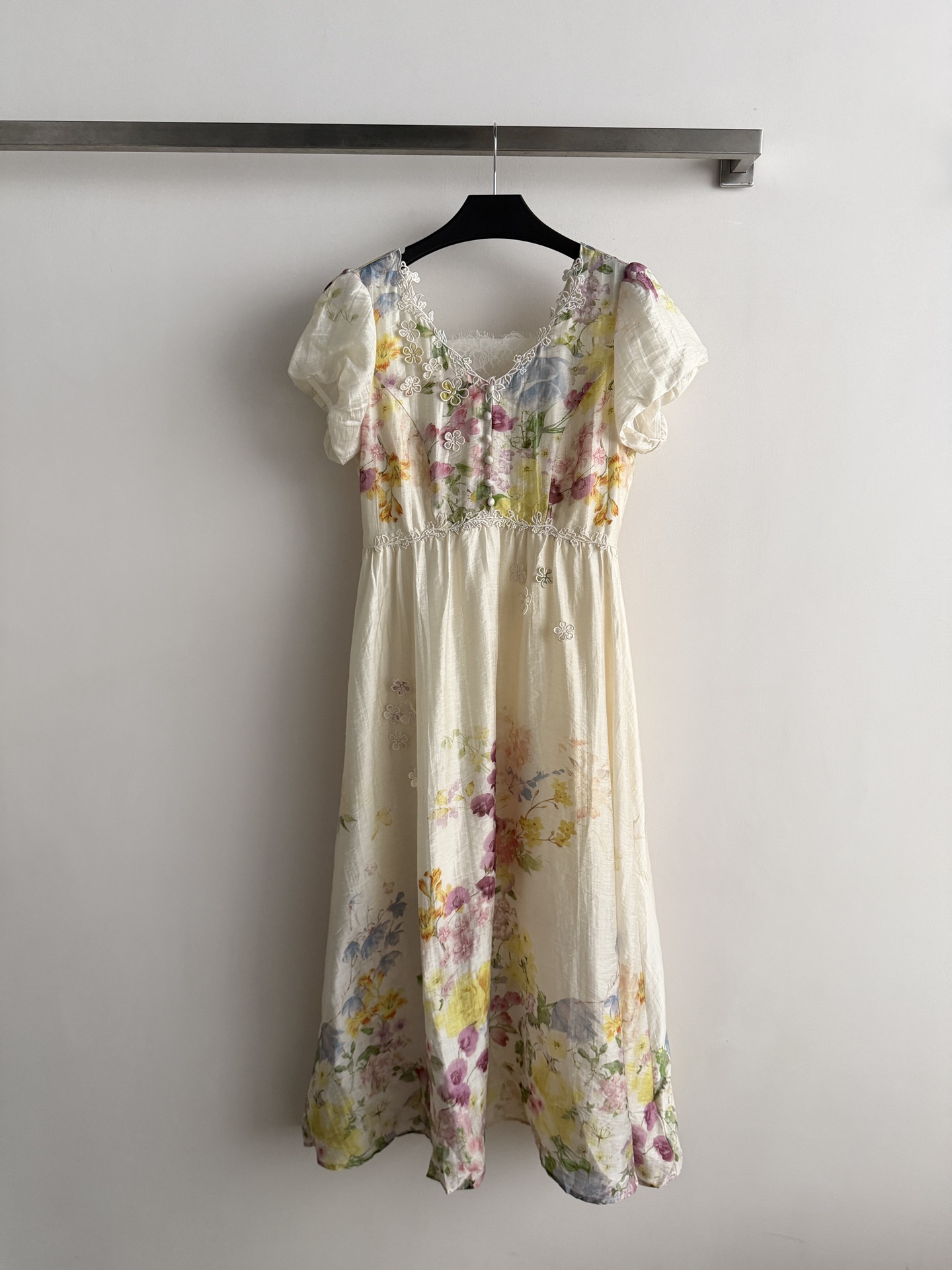 NO:799978,French palace retro dress, made of linen blended fabric, light and breathable, super comfortable to wear in summer!  The floral print is inspired by Monet's garden, with soft colors and a full romantic atmosphere. V-neck + lace + puff sleeves, French elegance and temperament, loose skirt, perfect for vacations, beach photos or daily wear. Pair it with a straw hat or woven bag to easily get the summer atmosphere!  SML,,skirts,hats,19860909法式宫廷复古连衣裙,采用亚麻混纺面料,轻盈透气,夏天穿超舒服！碎花印花灵感来自莫奈花园,色彩柔和,浪漫氛围感满满.V领+蕾丝边+泡泡袖,法式优雅又显气质,裙摆宽松,度假、海边拍照或日常穿搭都很出片.搭配草帽或编织包,轻松get夏日氛围感！SML,,skirts,hats,,Women's clothing