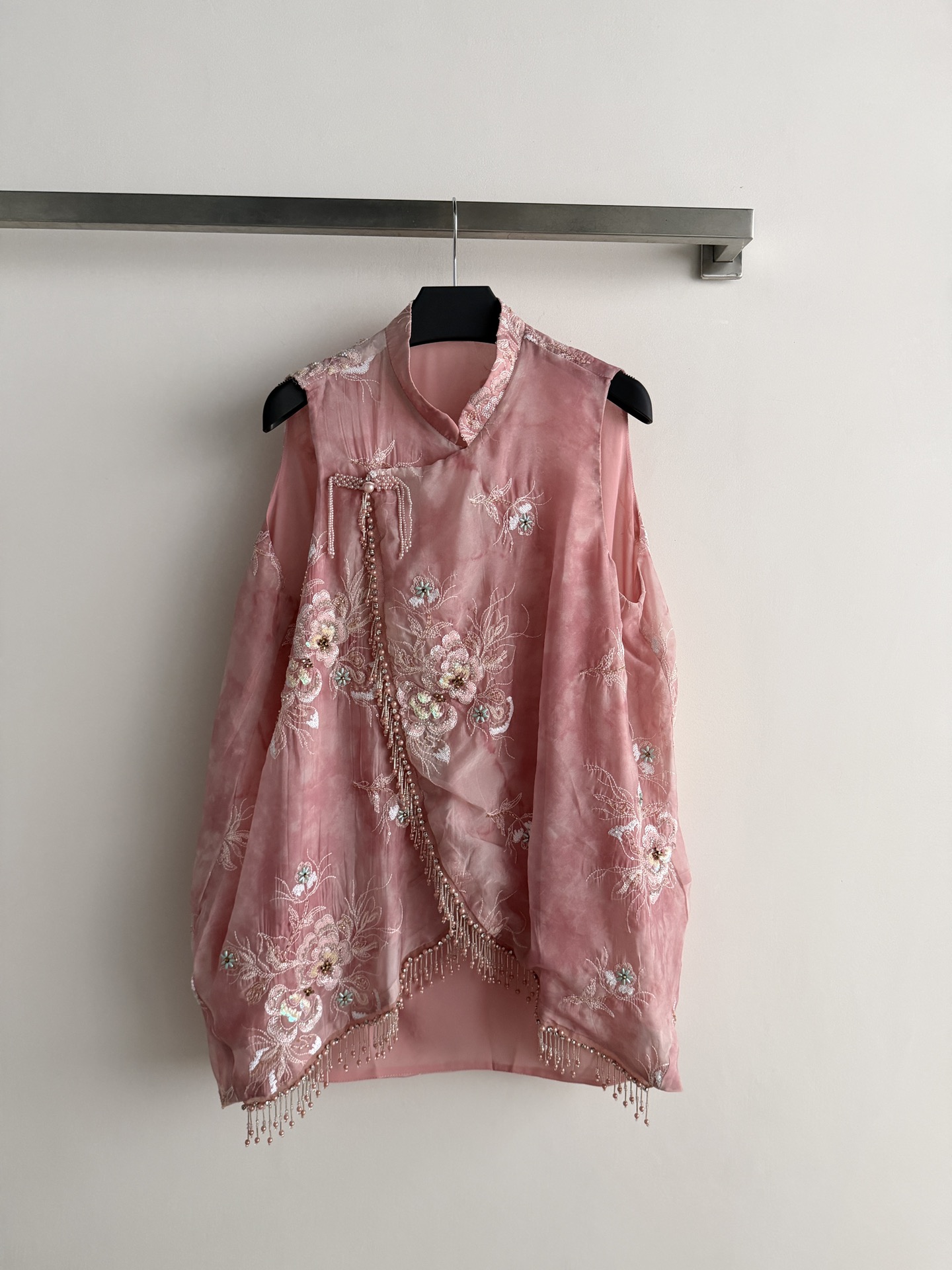 NO:799993,Manzhu Shahua's new Chinese-style heavy-duty vest, pink tie-dye + sequin embroidery, full of oriental aesthetic atmosphere!  Sleeveless stand-up collar design, made of light chiffon material, elegant and breathable. Exquisite floral embroidery + tassel details, full of layering, match with velvet skirt or Chinese long skirt, gentle and smart, perfect for weddings, engagement banquets, and photo shoots, easily create a high-end new Chinese style look. SML,,skirts,19860909曼珠沙华新中式重工马甲,粉色扎染+亮片刺绣,东方美学氛围感拉满！无袖立领设计,轻薄雪纺材质,飘逸又透气.精致花卉刺绣+流苏细节,层次感十足,搭配丝绒半裙或中式长裙,温婉灵动,婚礼、订婚宴、拍照都超适合,轻松打造高级感新中式造型.SML,,skirts,,Women's clothing