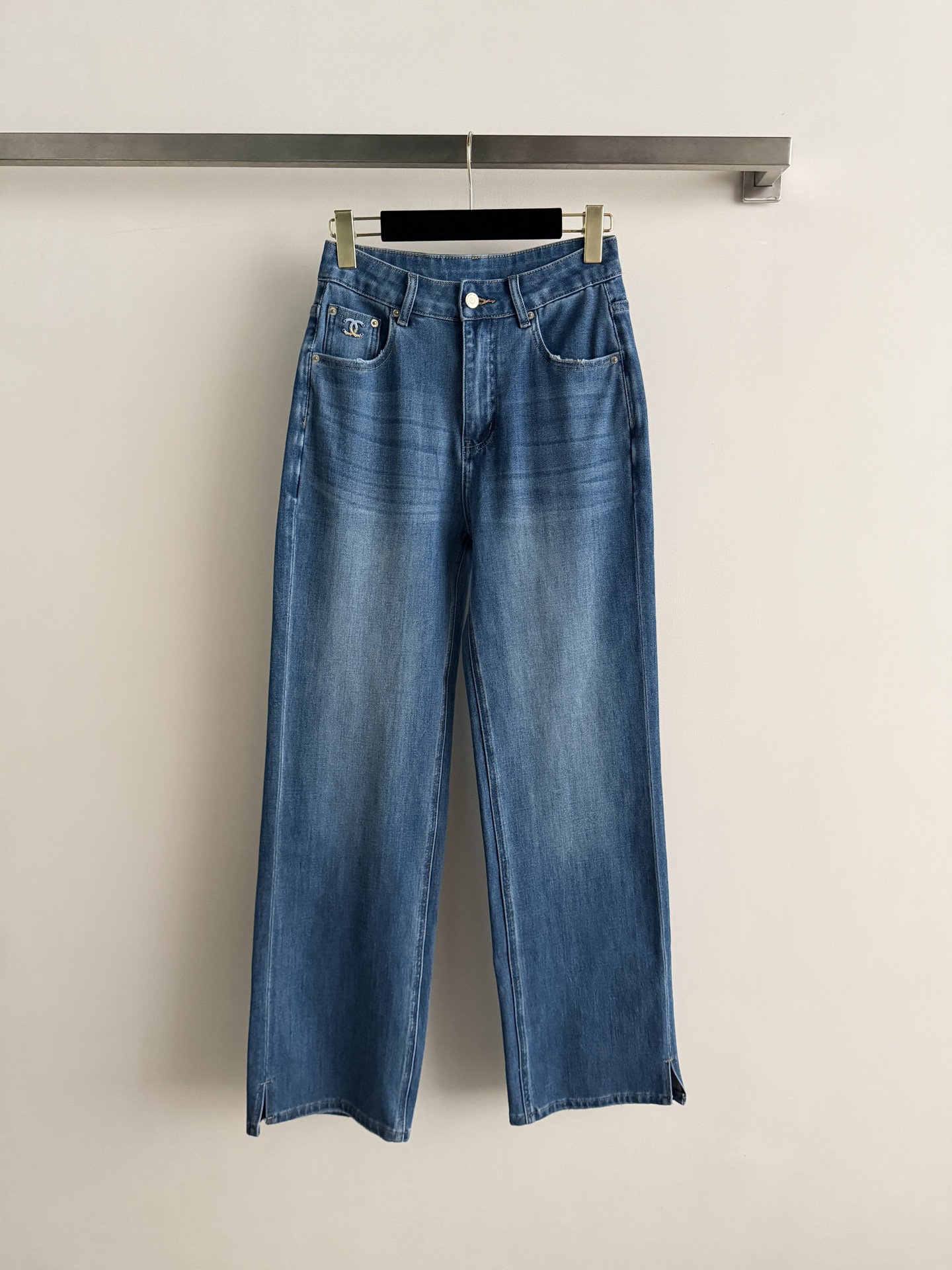 NO:800531,CHANE*26SS new straight-leg jeans are made of high-quality denim, and the washed blue gradient has a retro feel. The double C metal mark on the front is very recognizable, and the details are perfect!  The straight cut flatters the leg shape, is comfortable and fashionable, and can be easily used for daily commuting and leisure ~ Pair it with a simple top or retro accessories, and you can easily get a high-end look SML-,,chanel,jeans,19860909CHANE*26SS新款直筒牛仔裤采用高品质丹宁布,水洗蓝色渐变超有复古感.正面双C金属标超有辨识度,细节满分！直筒剪裁修饰腿型,舒适又时髦,日常通勤、休闲都能轻松驾驭～搭配简约上衣或复古配饰,轻松get高级感穿搭SML-,,chanel,jeans,,Women's clothing