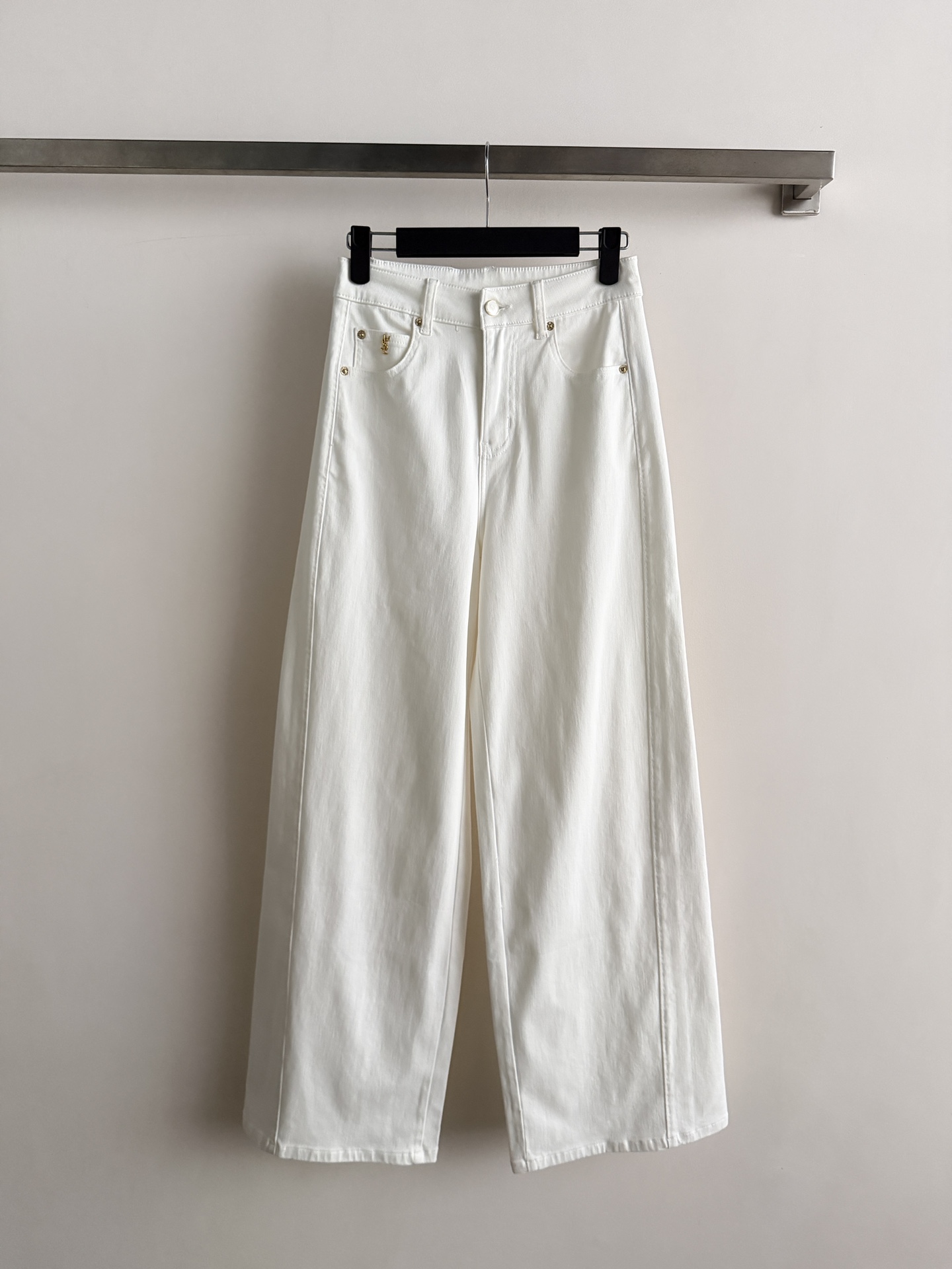 NO:800525,Sait Lauren*26SS new jeans are made of cotton, soft and comfortable, perfect for spring and summer!  The high-waisted wide-leg design makes the legs slimmer and flattering. The pear-shaped figure is friendly and can be easily controlled by wide hips and thick legs. The white color is versatile and can be worn with shirts, T-shirts, and sweaters. It can be worn for commuting and leisure. SML/, jeans, shirts, tees, and t-shirts.19860909Sait Lauren*26SS新款牛仔裤采用棉,柔软舒适,春夏穿超合适！高腰阔腿设计,显瘦又修饰腿型,梨形身材友好,胯宽腿粗都能轻松驾驭.白色百搭,随便配衬衫、T恤、针织衫都OK,通勤休闲都能穿SML/,,jeans,shirts,tees，t-shirt,,Women's clothing