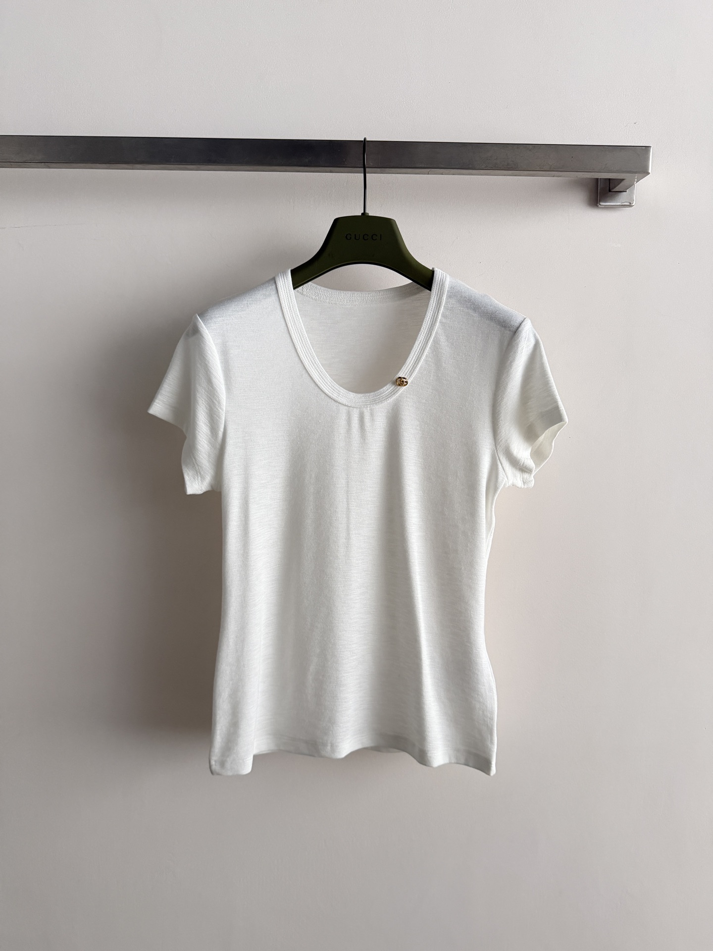 NO:800520,GUCC*26SS new short-sleeved T-shirt, imported cotton fabric is soft, skin-friendly and breathable, super comfortable to wear in summer!  The U-neck design modifies the neck line, and the shoulder cut modifies the shoulders, making it slim and neat. The slim fit easily outlines the body curves and is extremely versatile. It can be easily controlled by jeans, skirts or suit pants. It is suitable for commuting, dating, and daily outings. SML-,,gucci,skirts,jeans,T-shirt,tees,t-shirt,business suit,19860909GUCC*26SS新款短袖T恤,进口棉质面料柔软亲肤又透气,夏天穿超舒服！U领设计修饰颈部线条,正肩剪裁修饰肩部,显瘦又利落.修身版型轻松勾勒身材曲线,百搭属性超强,无论牛仔裤、半裙还是西装裤都能轻松驾驭,通勤、约会、日常出街都很适合哦SML-,,gucci,skirts,jeans,T-shirt,tees，t-shirt,business suit,,Women's clothing