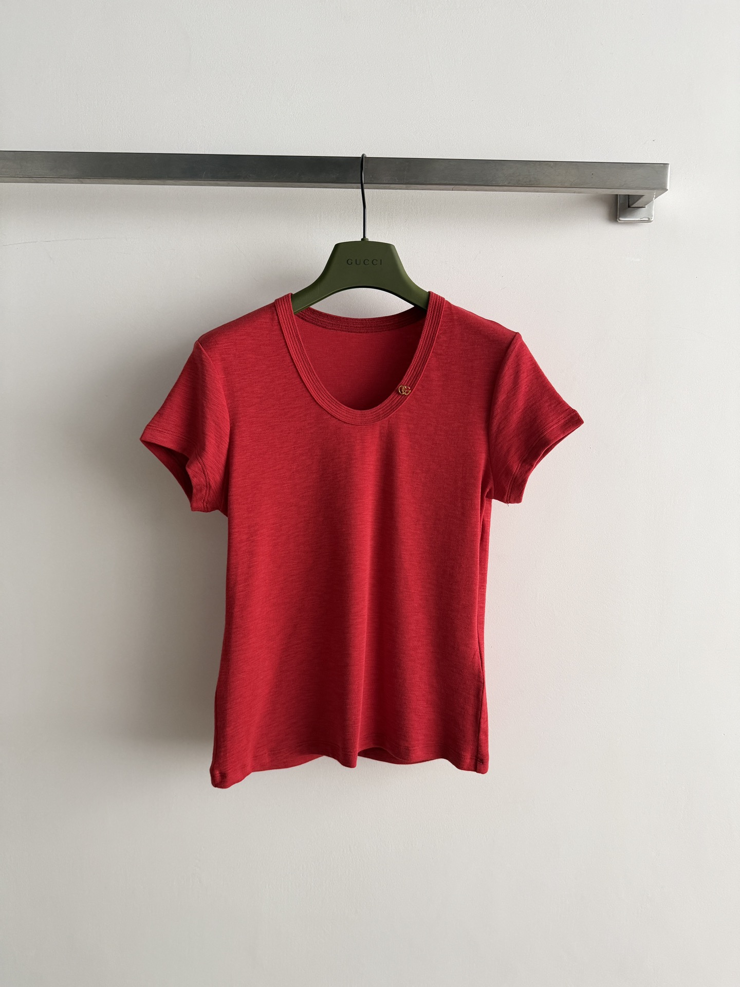 NO:800514,GUCC*26SS new short-sleeved T-shirt, imported cotton fabric is soft, skin-friendly and breathable, super comfortable to wear in summer!  The U-neck design modifies the neck line, and the shoulder cut modifies the shoulders, making it slim and neat. The slim fit easily outlines the body curves and is extremely versatile. It can be easily controlled by jeans, skirts or suit pants. It is suitable for commuting, dating, and daily outings. SML-,,gucci,skirts,jeans,T-shirt,tees,t-shirt,business suit,19860909GUCC*26SS新款短袖T恤,进口棉质面料柔软亲肤又透气,夏天穿超舒服！U领设计修饰颈部线条,正肩剪裁修饰肩部,显瘦又利落.修身版型轻松勾勒身材曲线,百搭属性超强,无论牛仔裤、半裙还是西装裤都能轻松驾驭,通勤、约会、日常出街都很适合哦SML-,,gucci,skirts,jeans,T-shirt,tees，t-shirt,business suit,,Women's clothing