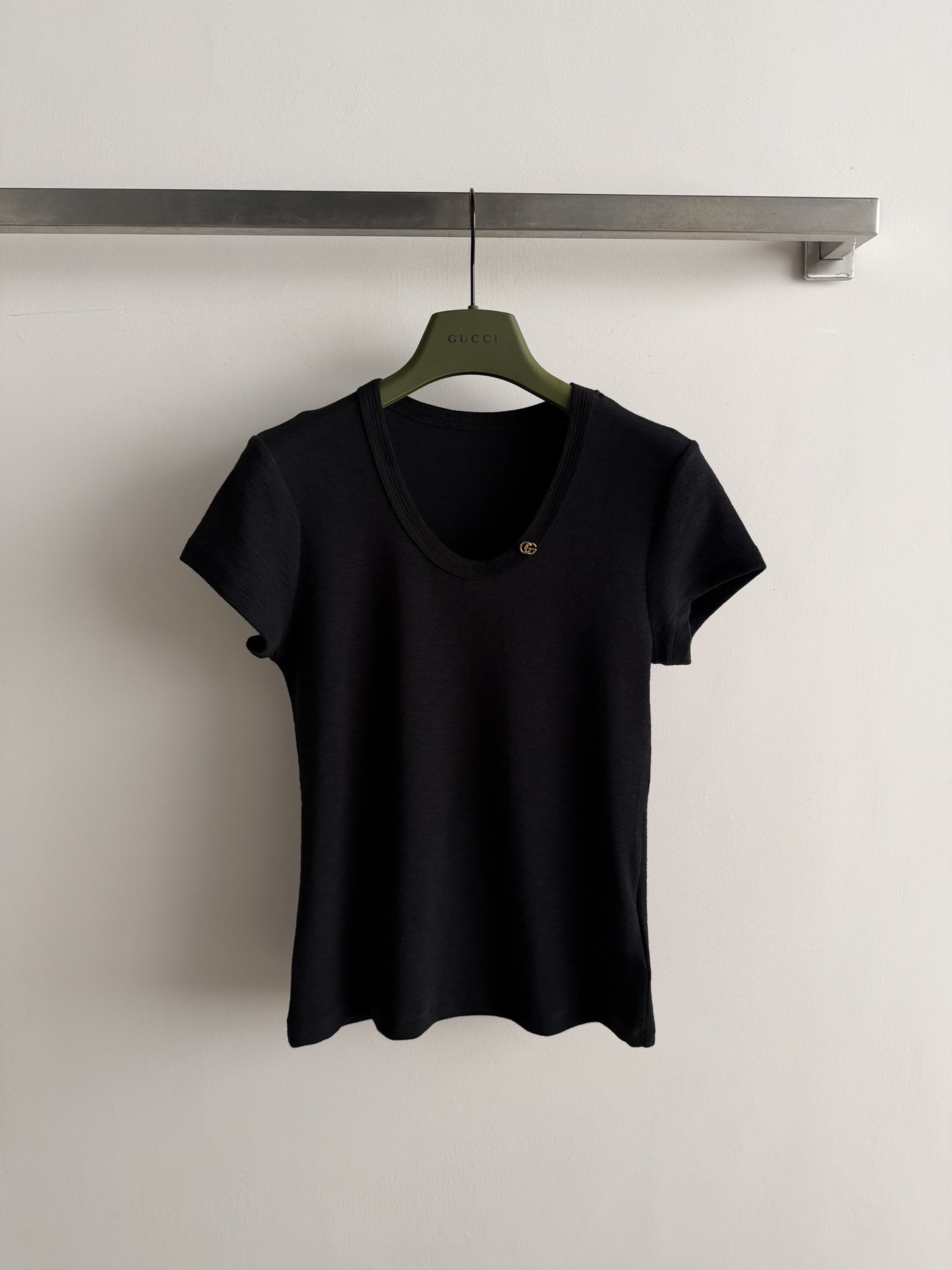 NO:800508,GUCC*26SS new short-sleeved T-shirt, imported cotton fabric is soft, skin-friendly and breathable, super comfortable to wear in summer!  The U-neck design modifies the neck line, and the shoulder cut modifies the shoulders, making it slim and neat. The slim fit easily outlines the body curves and is extremely versatile. It can be easily controlled by jeans, skirts or suit pants. It is suitable for commuting, dating, and daily outings. SML-,,gucci,skirts,jeans,T-shirt,tees,t-shirt,business suit,19860909GUCC*26SS新款短袖T恤,进口棉质面料柔软亲肤又透气,夏天穿超舒服！U领设计修饰颈部线条,正肩剪裁修饰肩部,显瘦又利落.修身版型轻松勾勒身材曲线,百搭属性超强,无论牛仔裤、半裙还是西装裤都能轻松驾驭,通勤、约会、日常出街都很适合哦SML-,,gucci,skirts,jeans,T-shirt,tees，t-shirt,business suit,,Women's clothing