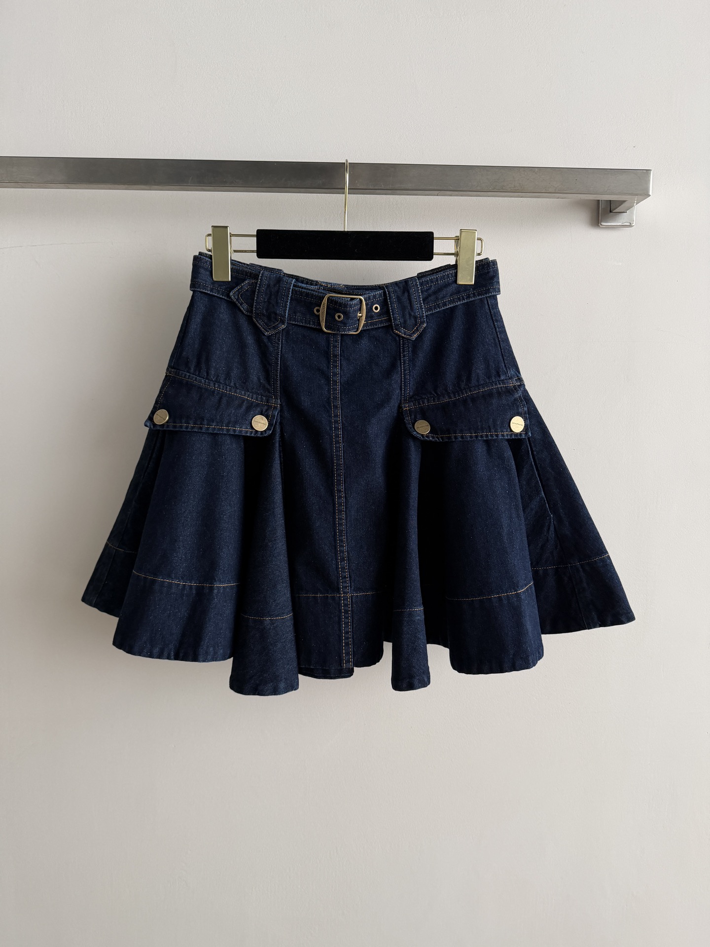 NO:800512,ZIMMERMAN*26SS new denim skirt, imported cotton fabric, harbor workwear style design, super stylish!  An A-line skirt with a belt makes your legs look longer. It’s retro and practical. Pair it with a short top or shirt to easily elongate your body proportions. It’s very practical and stylish for daily outings and photo shoots. It’s easy to achieve sweet and cool style~SML-,,skirts,shirts,19860909ZIMMERMAN*26SS新款牛仔半身裙,进口棉质面料海港工装风设计超有型！A字裙摆配腰带超显腿长 复古又实用 搭配短上衣或衬衫,轻松拉长身材比例,日常出街、拍照都很出片实用又有设计感 甜酷风轻松拿捏～SML-,,skirts,shirts,,Women's clothing
