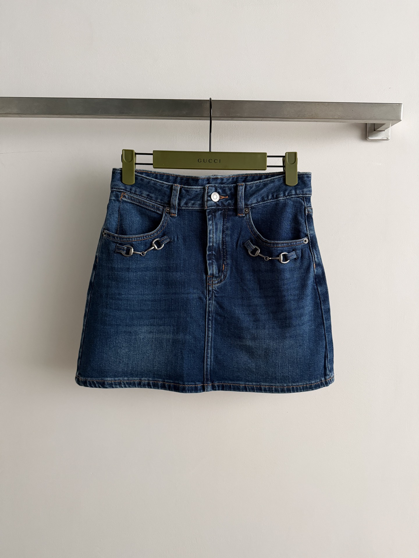 NO:800506,Gucc*26SS horsebit denim skirt, made of washed blue denim, with a retro and distressed texture that is very atmospheric!  The horsebit metal decoration on the front makes it perfect for brand recognition. The high-waisted A-line version makes the legs longer and flatters the figure, and is friendly to pear-shaped figures!  Metal snap button + zipper design, easy to put on and take off, can be easily used for daily commuting, dating, and shopping. Paired with a Polo shirt or knitted cardigan, the retro sweet and cool style can be easily obtainedSML-,,gucci,skirts,19860909Gucc*26SS马衔扣牛仔半裙,采用水洗蓝色牛仔布,复古做旧质感超有氛围感！正面马衔扣金属装饰,品牌辨识度满分.高腰A字版型,显腿长又修饰身材,梨形身材友好！金属按扣+拉链设计,穿脱方便,日常通勤、约会、逛街都能轻松驾驭,搭配Polo衫或针织开衫,复古甜酷风轻松getSML-,,gucci,skirts,,Women's clothing