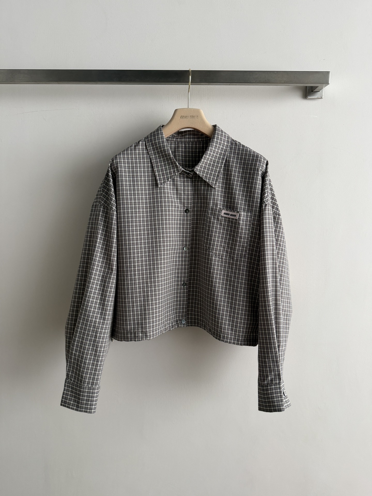 NO:800526,Miu Mi*26SS new plaid shirt single pocket letter decoration design highlights the brand logo style. It is loose and short and has a lazy style. It looks good with casual daily wear and is full of atmosphere!  SML-,,miumiu,shirts,19860909Miu Mi*26SS新款格子衬衫单口袋字母装饰设计 彰显品牌标识格调 宽松短款慵懒风 日常随意搭配都很好看 氛围感满满的！SML-,,miumiu,shirts,,Women's clothing