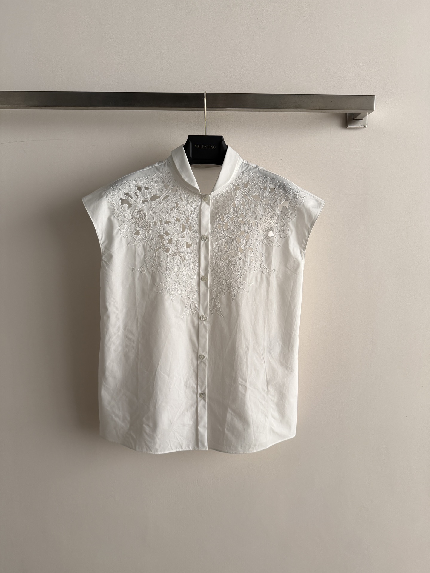 NO:801057,Valentin*26SS new shirt, small stand-up collar, hollow sleeveless shirt, made of cotton, soft, skin-friendly and breathable, super comfortable to wear in summer!  Small stand-up collar + hollow embroidery on the chest, exquisite and design, sleeveless cut, refreshing and neat, easy to manage for commuting, parties, and daily life. Paired with high-waist denim skirt or straight pants, elegant and fashionable SML, valentino, skirts, shirts,19860909Valentin*26SS新款衬衫小立领镂空无袖衬衫,棉材质,柔软亲肤又透气,夏天穿超舒服！小立领+胸前镂空刺绣,精致又有设计感无袖剪裁清爽利落,通勤、聚会、日常都能轻松驾驭.搭配高腰牛仔裙或直筒裤,优雅又时髦SML,,valentino,skirts,shirts,,Women's clothing