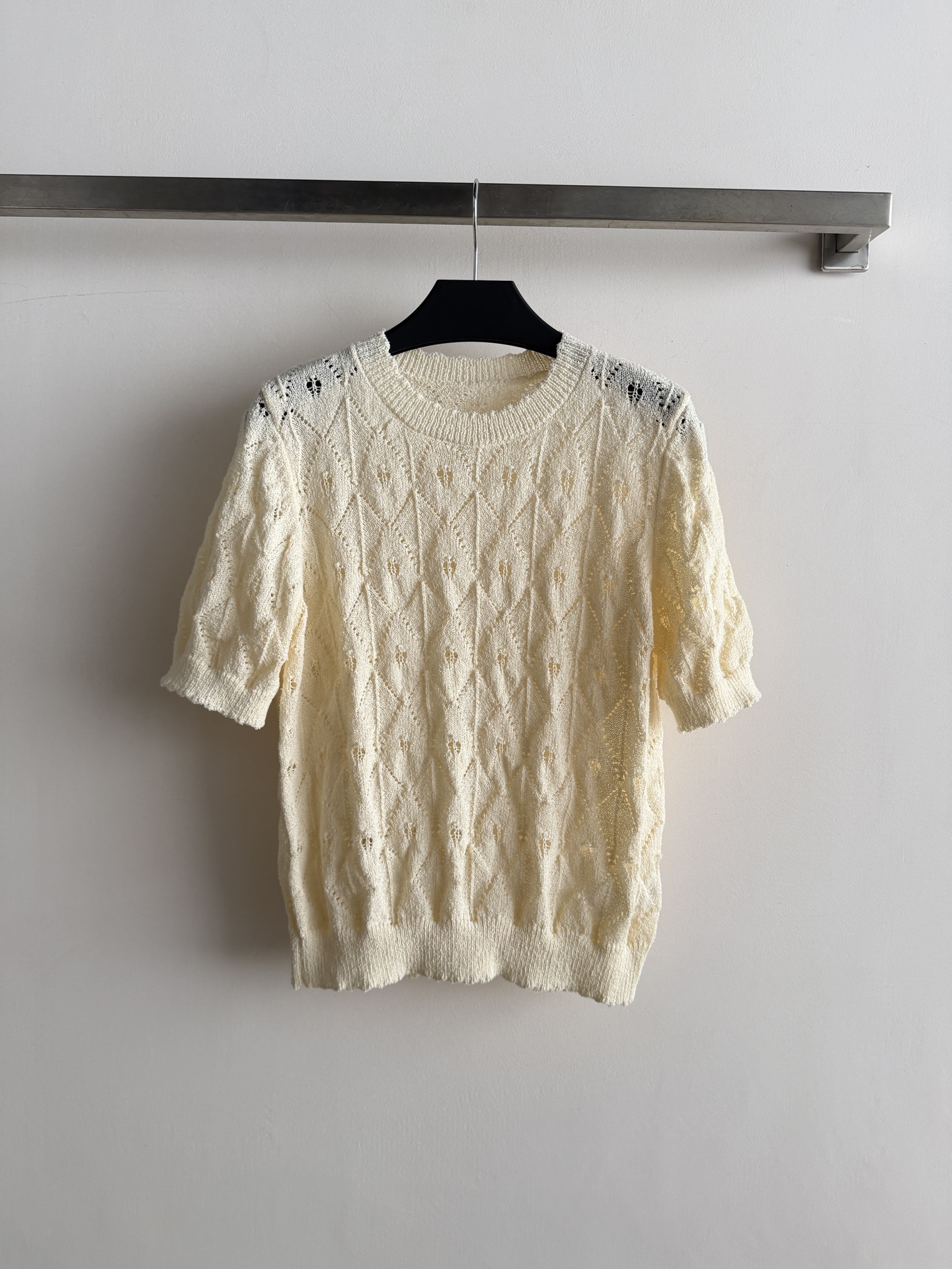 NO:801056,The new 26SS knitted short-sleeve has exquisite crocheted hollow texture, full of French elegance~ The short-sleeved design is refreshing and versatile, and can be easily used for daily commuting or leisure. The hem and cuffs are full of details. Paired with high-waisted pants or skirts, you can easily get a gentle and lazy style!  Exquisite girls must wear SML-,,skirts,T-shirt,19860909新款26SS针织短袖精致钩花镂空纹理,法式优雅感满满～ 短袖设计清爽又百搭,日常通勤或休闲都能轻松驾驭.下摆和袖口细节感十足,搭配高腰裤或半身裙,温柔慵懒风轻松get！精致女孩必入SML-,,skirts,T-shirt,,Women's clothing