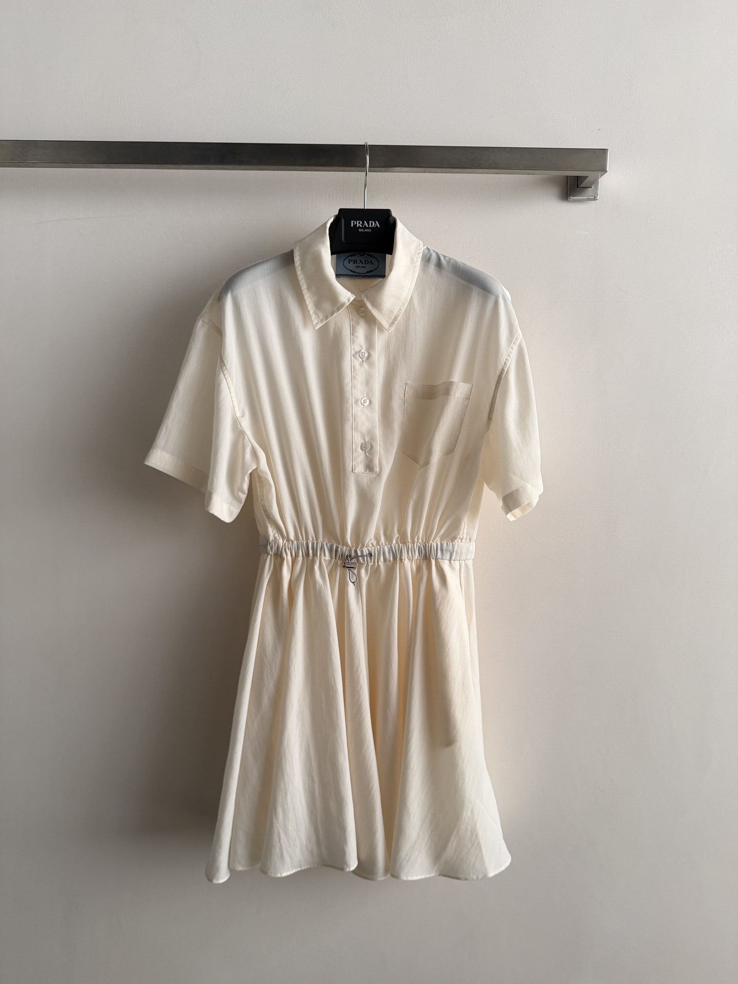NO:801048,prada*26SS new half-cardigan shirt dress has a loose and comfortable fit. The drawstring at the waist can be adjusted freely. It can be easily divided into upper and lower lengths in a good proportion. It is highly tolerant to the body shape. It uses drawstring decoration to create a casual and relaxed feeling. It is a must-have for daily wear in workwear style. SML-,, prada, skirts, shirts,19860909prada*26SS新款半开襟衬衫连衣裙版型宽松舒适 腰部抽绳可自由调节 轻松划分上短下长好比例 对身材包容度极高 利用抽绳装饰打造休闲松弛感 工装风穿搭日常必备穿搭SML-,,prada,skirts,shirts,,Women's clothing