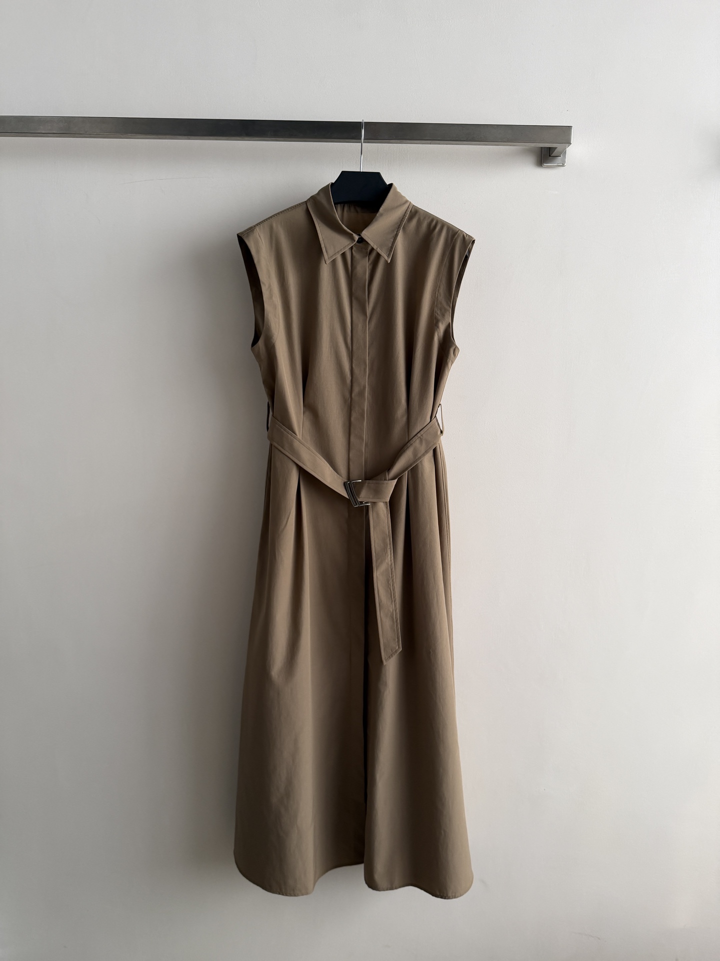 NO:801050,Brunello Cucinell's latest shirt dress is designed with a sleeveless shirt collar and a moderate skirt length. The upper body is simple and elegant, and the waistband can be adjusted at will to modify the body proportions. The fabric has good drape, comfortable and high-end to wear, and can be easily controlled for commuting, dating and daily life. SML-,, brunello cucinelli, skirts, shirts,19860909Brunello Cucinell*新款衬衫连衣裙,采用无袖衬衫领设计,裙长适中 上身简约大气,腰带可随意调节腰线 修饰身形比例.面料垂感好,穿着舒适又显高级,通勤、约会、日常都能轻松驾驭SML-,,brunello cucinelli,skirts,shirts,,Women's clothing