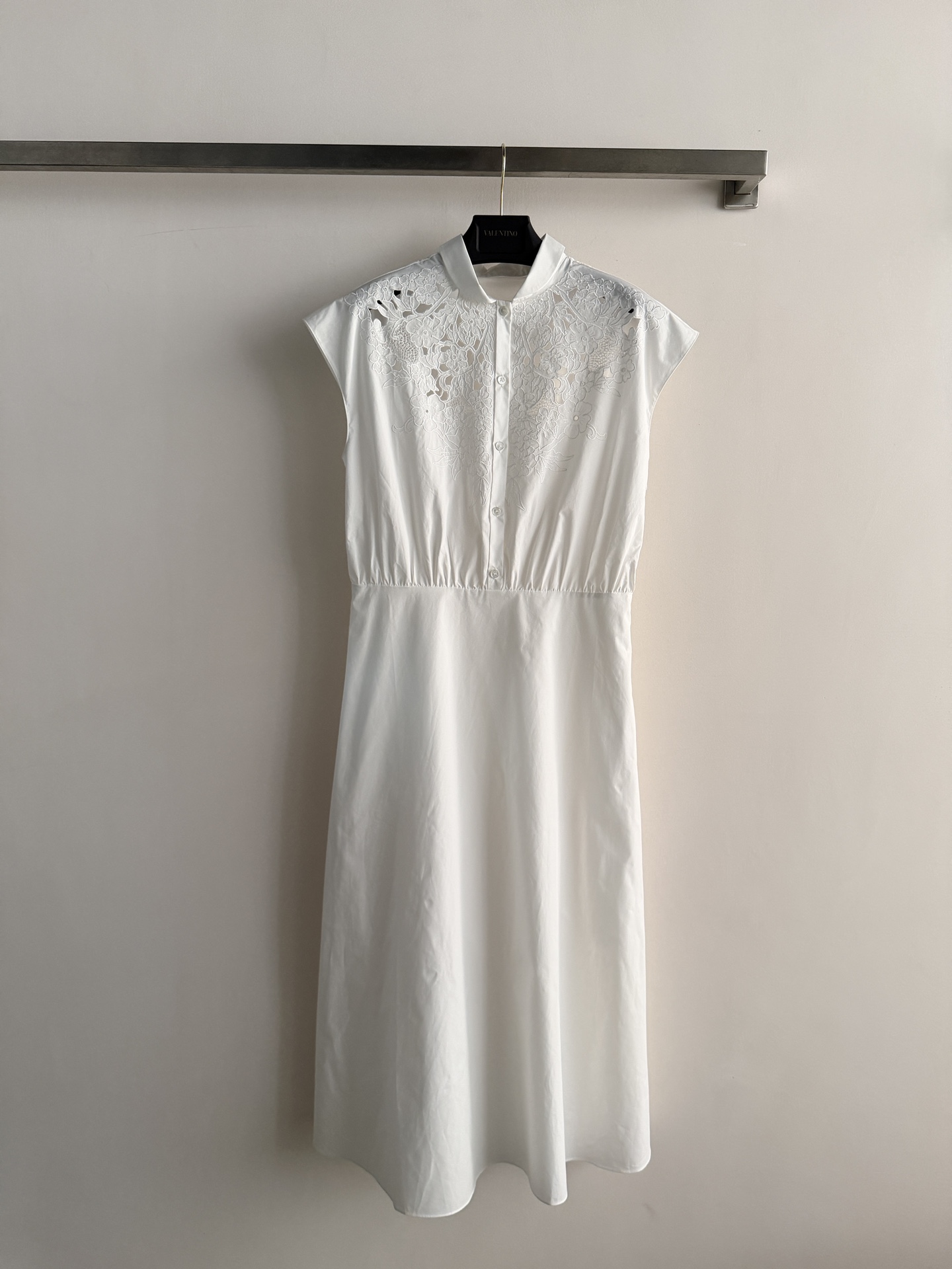 NO:801042,Valentin*26SS new shirt with small stand-up collar, hollow sleeveless shirt and skirt is made of cotton, which is soft, skin-friendly and breathable, making it super comfortable to wear in summer!  Small stand-up collar + hollow embroidery on the chest, exquisite and stylish high-waist design and tailoring to modify the body proportions!  It can be easily used for commuting, parties and daily life. Intellectual, elegant and fashionable SML-,,valentino,skirts,shirts,19860909Valentin*26SS新款衬衫小立领镂空无袖衬衫裙棉材质,柔软亲肤又透气,夏天穿超舒服！小立领+胸前镂空刺绣,精致又有设计感高腰设计剪裁修饰身材比例！通勤、聚会、日常都能轻松驾驭.知性优雅又时髦SML-,,valentino,skirts,shirts,,Women's clothing