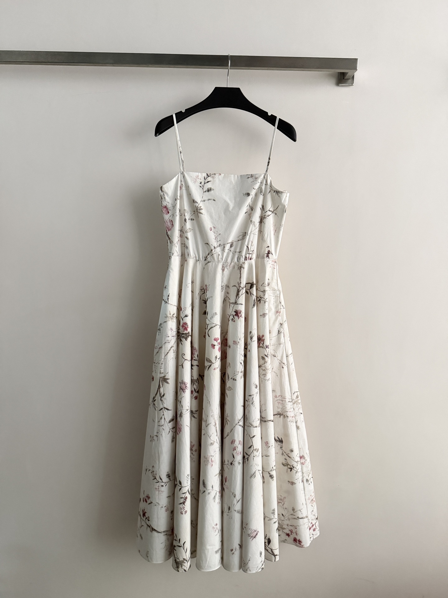 NO:801053,Givench*26SS new floral dress made of poplin cotton, light and comfortable!  Designed with a square low neckline and thin straps, the shoulder and neck lines are super beautiful, the high-waisted umbrella skirt is smart and elegant, and the floral pattern is exquisitely presented through the screen printing process. The washed effect is retro and advanced, perfect for spring and summer wear, whether commuting, dating or vacation, it can be easily worn with a jacket or cardigan, and the style can be switched at will SML-,,givenchy,skirts,jackets & coats,19860909Givench*26SS新款花卉连衣裙 府绸棉材质,轻盈舒适！设计方形低领口搭配细吊带,肩颈线条超美,高腰伞状裙摆灵动优雅,花卉图案通过丝网印刷工艺 精致呈现 水洗效果复古又高级春夏穿超适合,无论通勤、约会还是度假都能轻松驾驭,搭配外套或开衫,风格随心切换SML-,,givenchy,skirts,jackets & coats,,Women's clothing