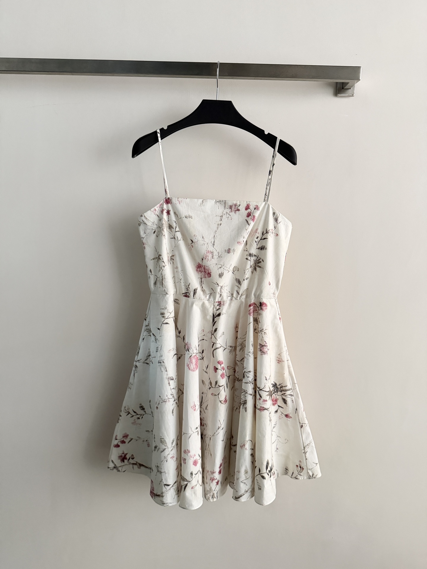 NO:801049,Givench*26SS new floral dress made of poplin cotton, light and comfortable!  Designed with a square low neckline and thin straps, the shoulder and neck lines are super beautiful, the high-waisted umbrella skirt is smart and elegant, and the floral pattern is exquisitely presented through the screen printing process. The washed effect is retro and advanced, perfect for spring and summer wear, whether commuting, dating or vacation, it can be easily worn with a jacket or cardigan, and the style can be switched at will SML-,,givenchy,skirts,jackets & coats,19860909Givench*26SS新款花卉连衣裙 府绸棉材质,轻盈舒适！设计方形低领口搭配细吊带,肩颈线条超美,高腰伞状裙摆灵动优雅,花卉图案通过丝网印刷工艺 精致呈现 水洗效果复古又高级春夏穿超适合,无论通勤、约会还是度假都能轻松驾驭,搭配外套或开衫,风格随心切换SML-,,givenchy,skirts,jackets & coats,,Women's clothing