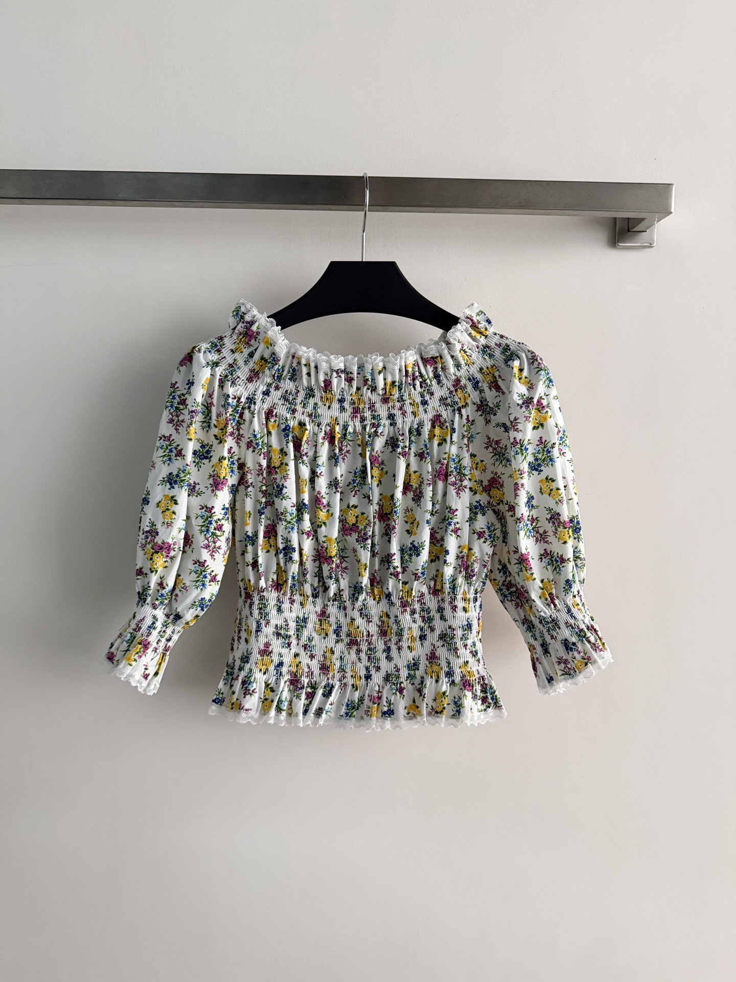 NO:801045,Dolc&Gabban*26SS new floral one-shoulder top cotton is super comfortable to wear in spring and summer!  The white base with purple and yellow flowers is romantic and fresh, full of Italian style. The elastic pleated design fits the body shape, and the three-quarter sleeves are elegant and show temperament. It looks great when paired with a series of skirts or jeans and shorts. It can be easily used on vacation, daily life, and dates, and it will directly enhance the atmosphere of taking photos!  SML,,skirts,shorts,jeans,19860909Dolc&Gabban*26SS新款碎花一字肩上衣棉质春夏穿超舒服！白色底配紫黄小花,浪漫又清新,意式风情满满.松紧褶皱设计贴合身形,七分袖优雅又显气质.搭配系列半裙或牛仔裤短裤都很出彩,度假、日常、约会都能轻松驾驭,拍照氛围感直接拉满！SML,,skirts,shorts,jeans,,Women's clothing