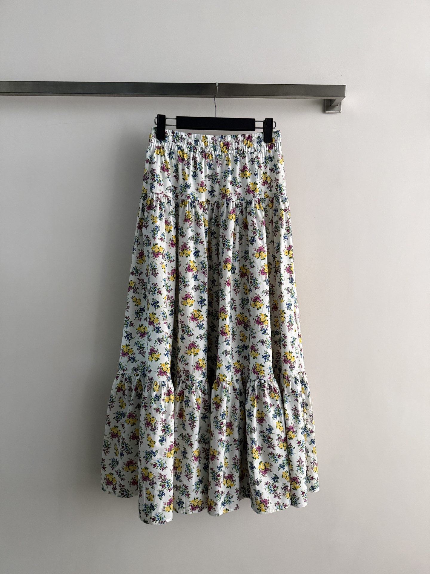 NO:801041,Dolc&Gabban*26SS new floral skirt cotton is super comfortable to wear in spring and summer!  The white bottom with purple and yellow flowers is romantic and fresh. It is full of Italian style. The high-waisted elastic waist design is slim and tolerant. It is suitable for all kinds of body shapes. The layered skirt is elegant and smart when walking. Wear it with a series of tops to create a French romantic atmosphere!  SML-,,skirts,19860909Dolc&Gabban*26SS新款碎花半裙棉质春夏穿超舒服！白色底配紫黄小花,浪漫又清新,意式风情满满高腰松紧腰设计显瘦又包容 适合各种身材 层叠裙摆走路飘逸灵动 搭配系列上衣穿搭法式浪漫氛围感直接拉满！SML-,,skirts,,Women's clothing